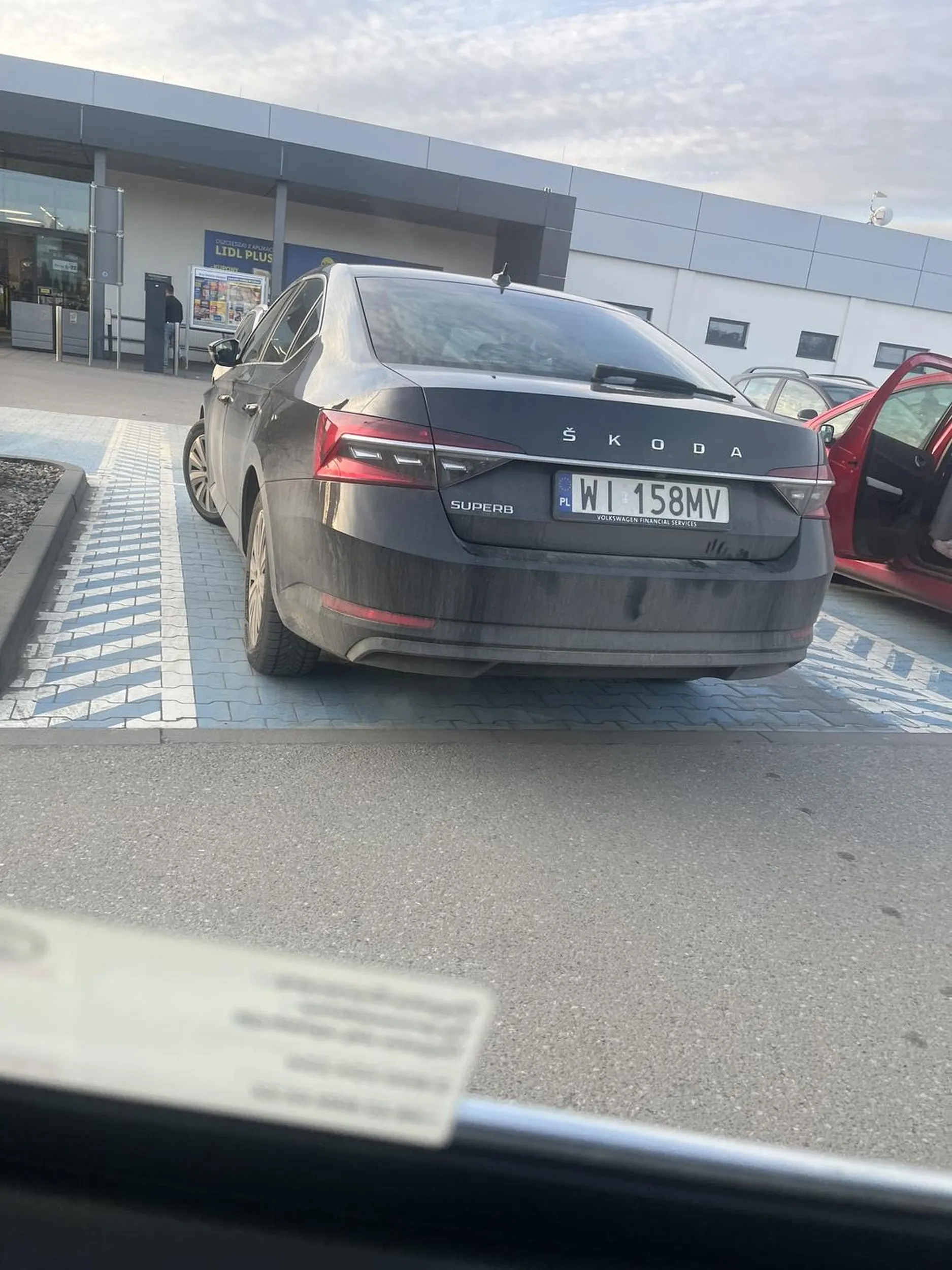 Blond babcia zajmuje miejsce dla rodzin by postac, popier..lic przez telefon i zrobić zakupki. Szkoda że sama - bez dzieci. Słabo!!!