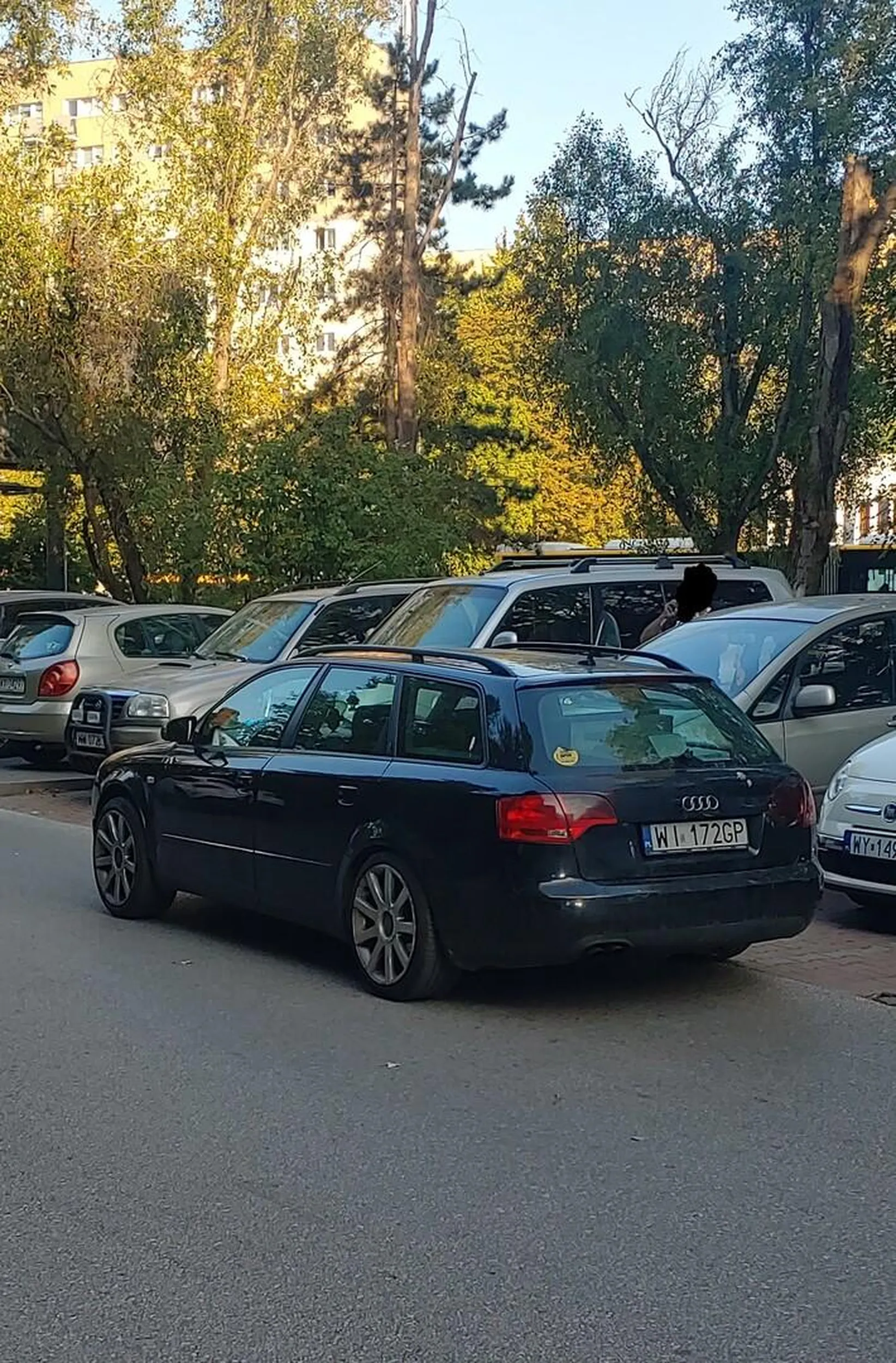 Cymbał zaparkował na drodze blokując wyjazd dwóch samochodów z parkingu