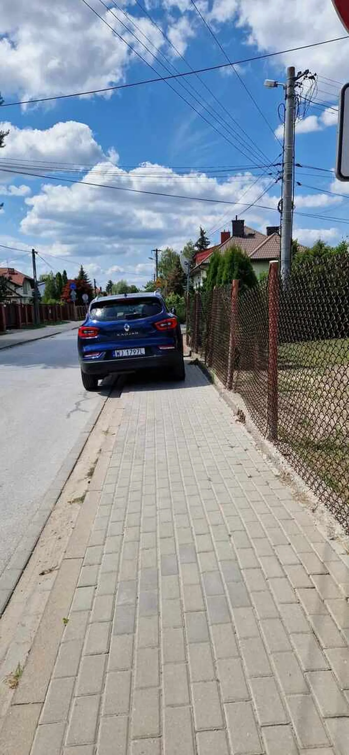 Kierowca zajął prawie cały chodnik. Pieszy z wózkiem nawet nie ma szans się zmieścić.