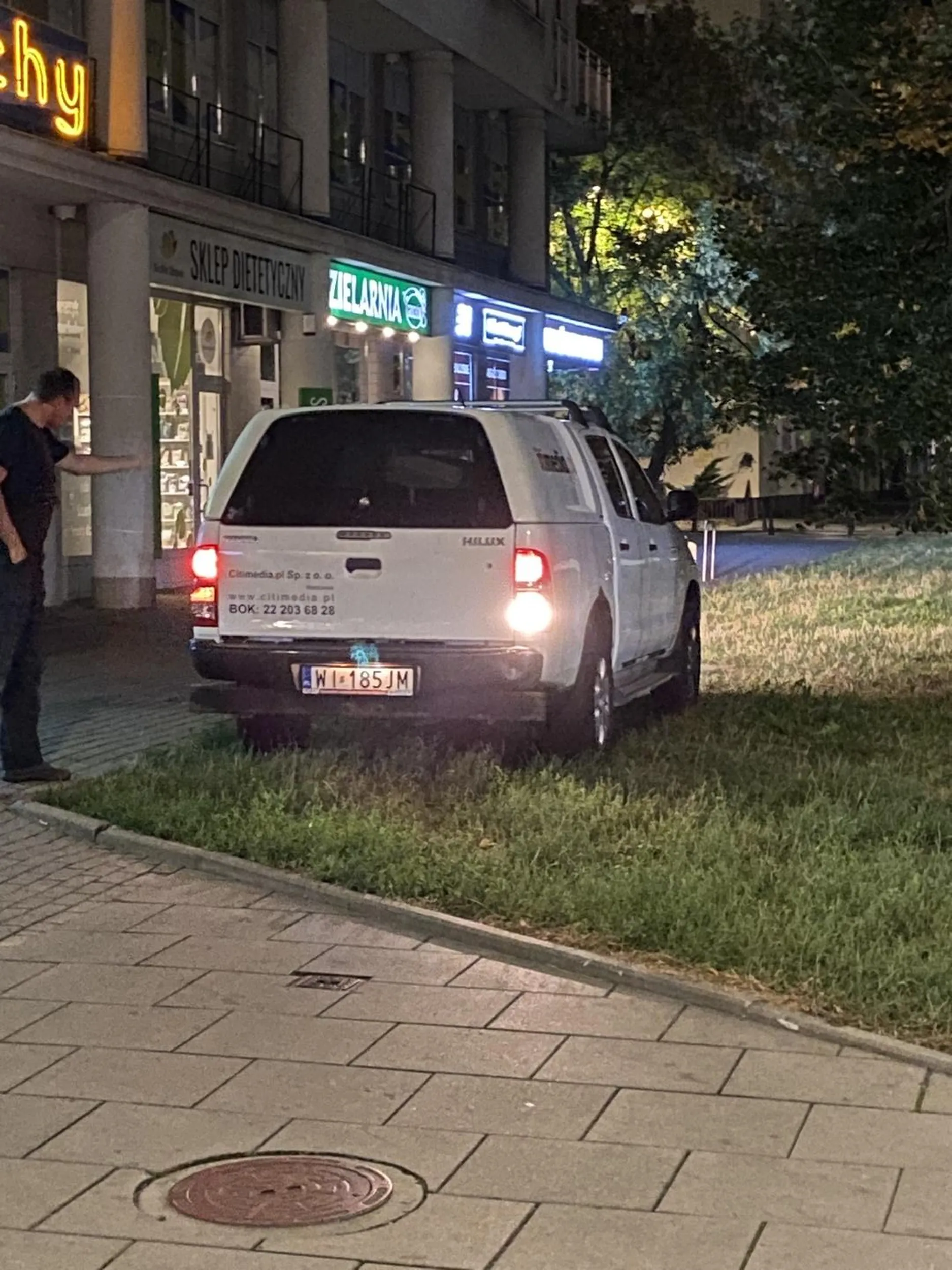 Panowie są ponad prawem, trawnik ich miejscem do parkowania. Daleko by było przejść 20 m.