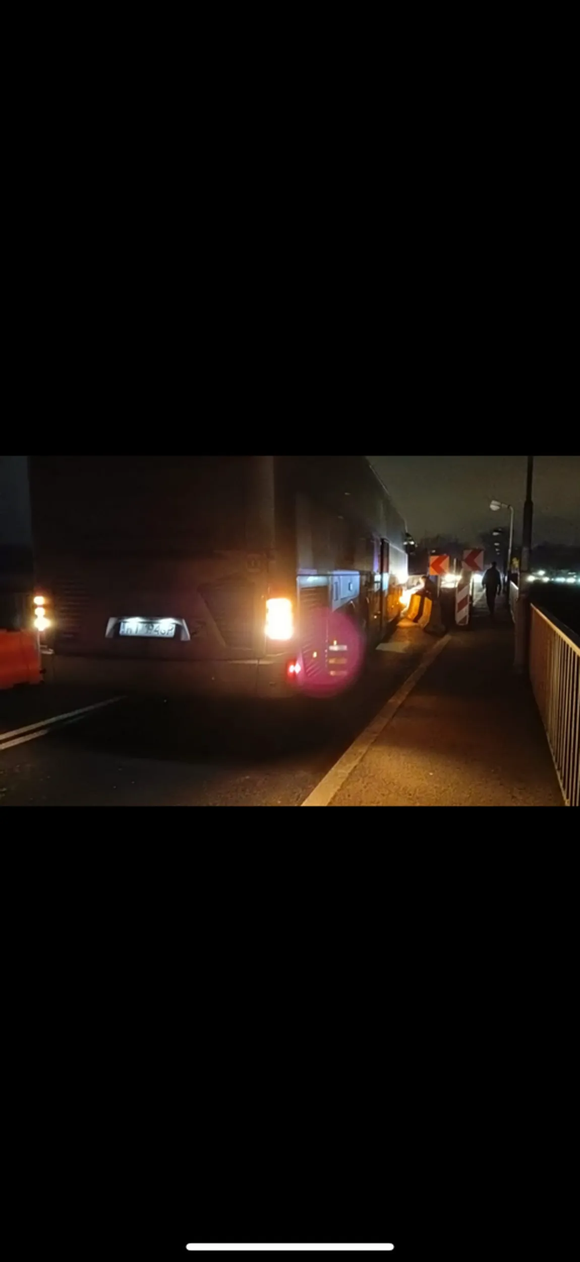 Autobus z dopuszczalna masą wjeżdża na most graniczny, w Kostrzynie nad Odrą z ograniczeniem do 3.5t. Oby kierowca poszedł na zwolnienie, przez takie zachowania mogą zamknąć most, po czym setki ludzi będzie miało problem z dojazdem do pracy