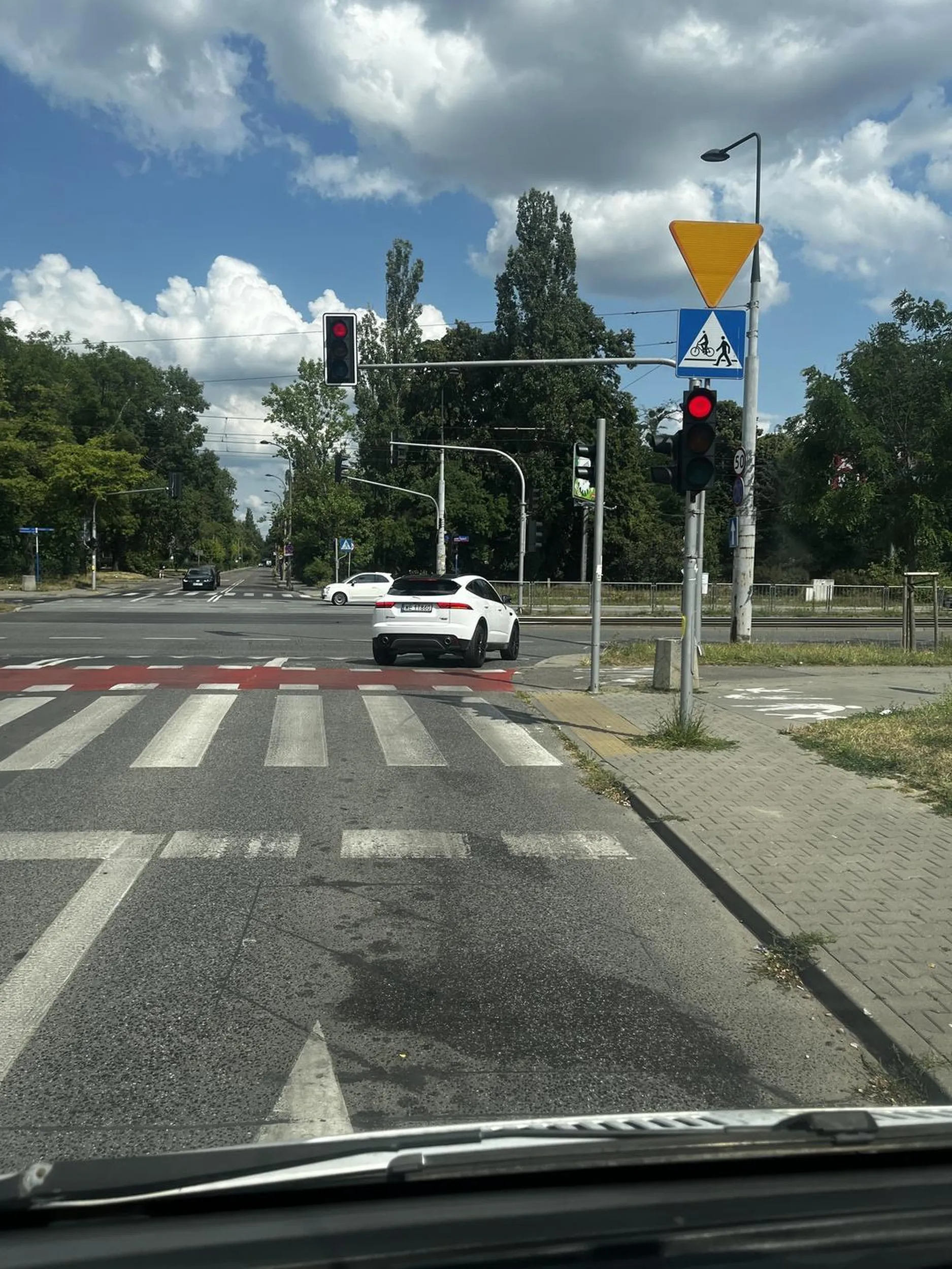 Nie dość że slalomem to później jeszcze na czerwonym