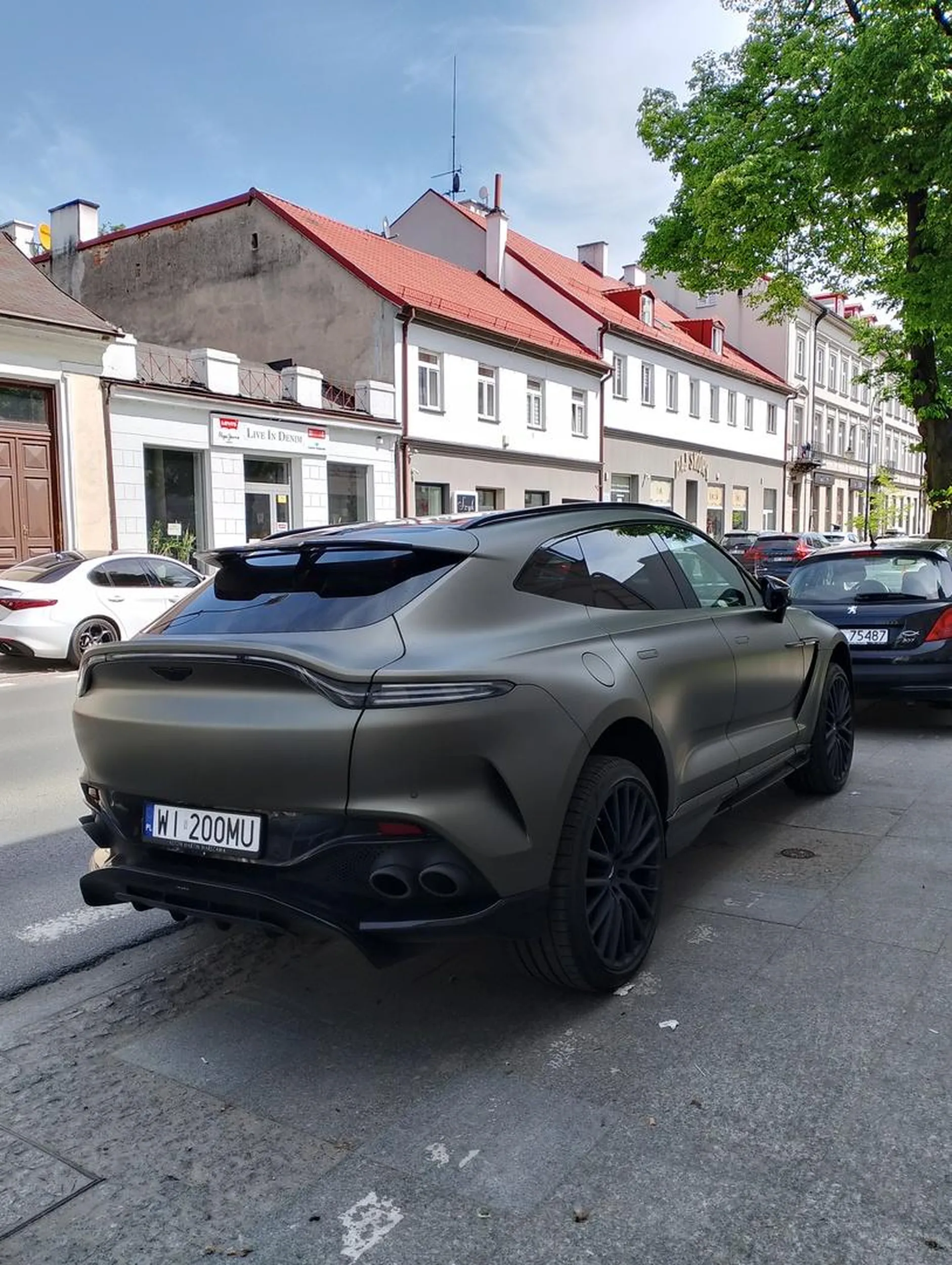 Niezły sprzęcior, jest na czym zawiesić oko ?