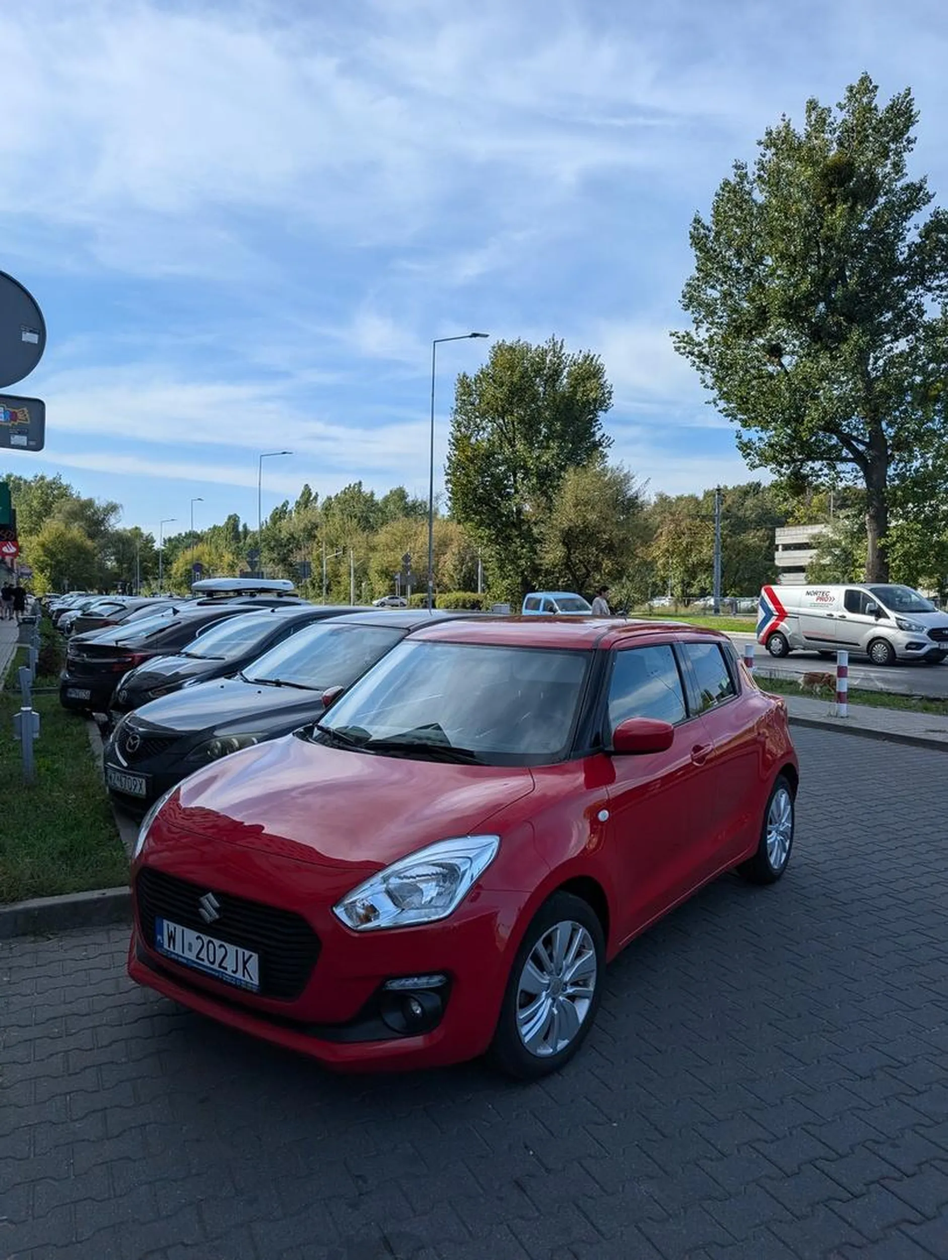 Parkuje na zakazie w miejscu przeznaczonym do zawracania, utrudniając to niesamowicie.