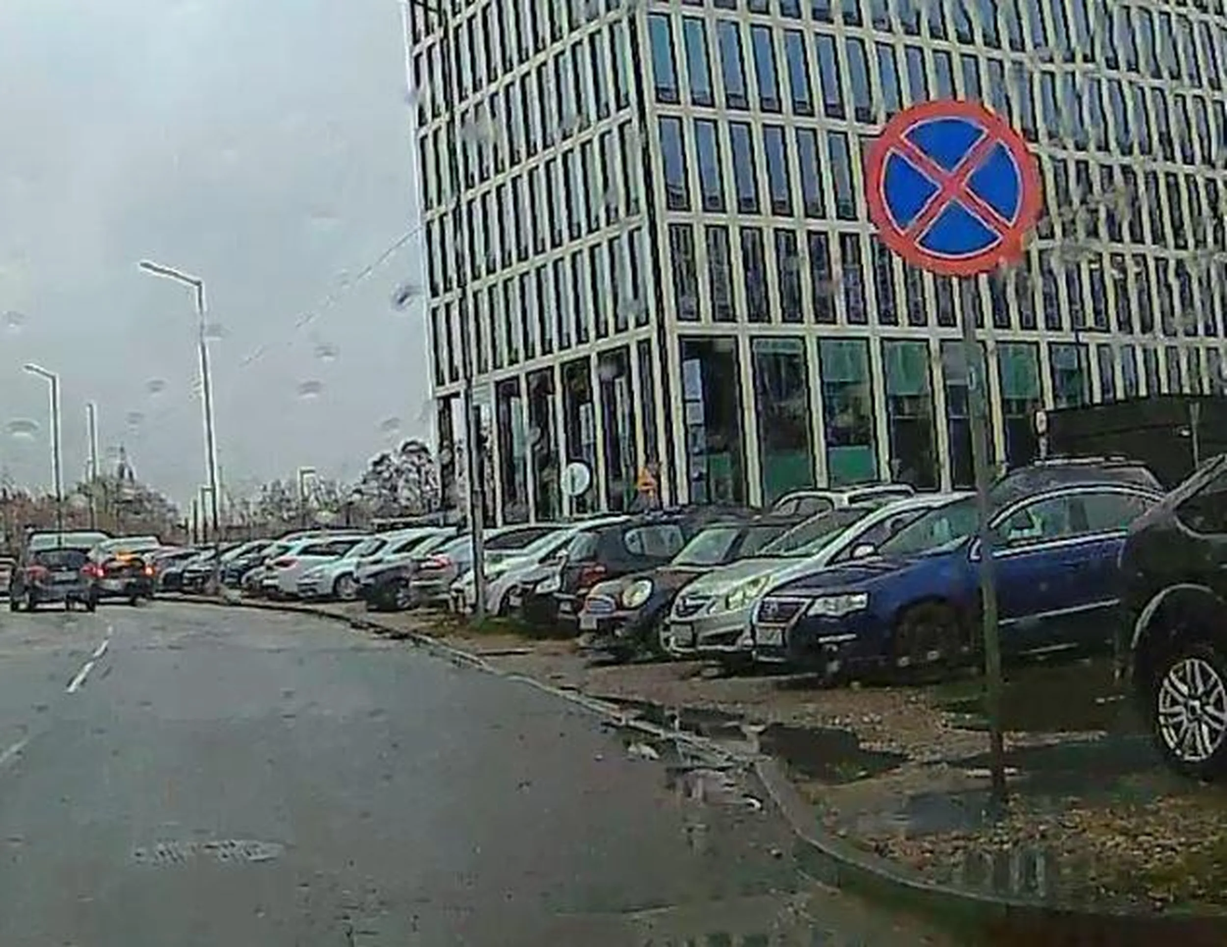 Wspaniały kierowca, stojący na jezdni za znakiem zakazu i nienawistnie trąbiący na wszystkich muszących go omijać. Prawo jazdy do kosza.