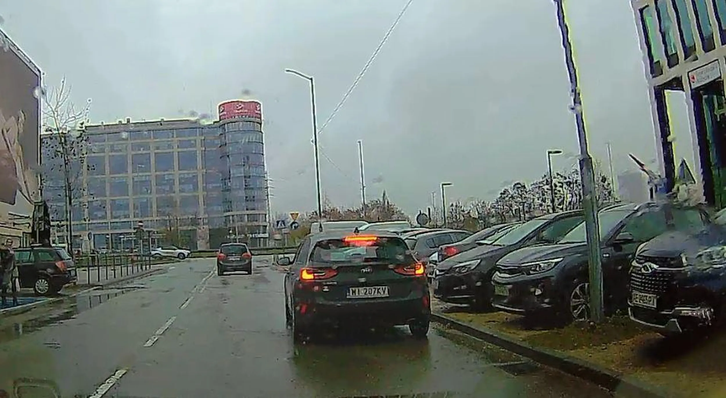 Wspaniały kierowca, stojący na jezdni za znakiem zakazu i nienawistnie trąbiący na wszystkich muszących go omijać. Prawo jazdy do kosza.