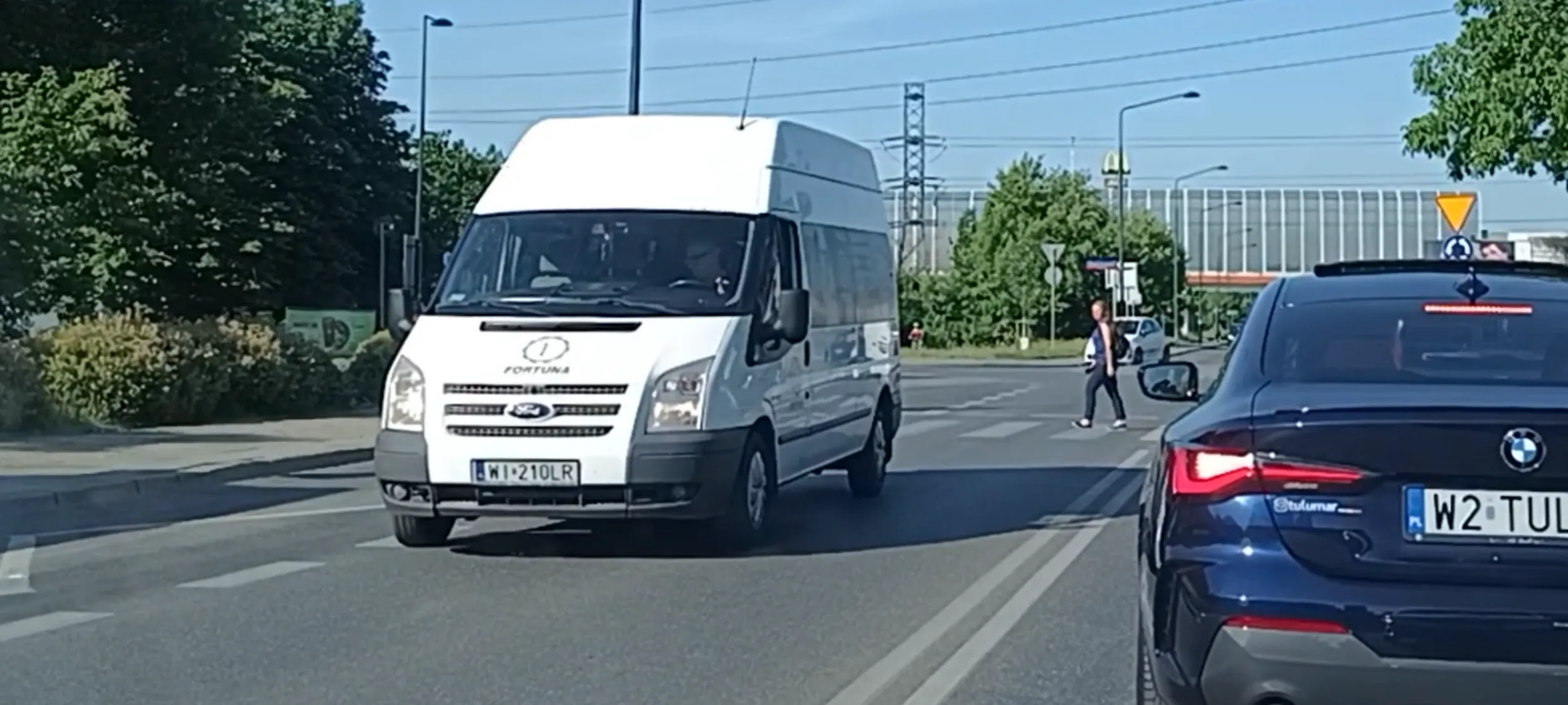 Bandyta drogowy przejeżdża pieszej przed nosem na psach  a była już na środku przejścia dla pieszych.