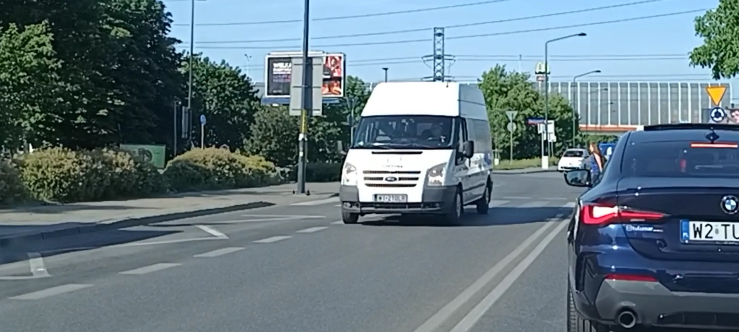 Bandyta drogowy przejeżdża pieszej przed nosem na psach  a była już na środku przejścia dla pieszych.