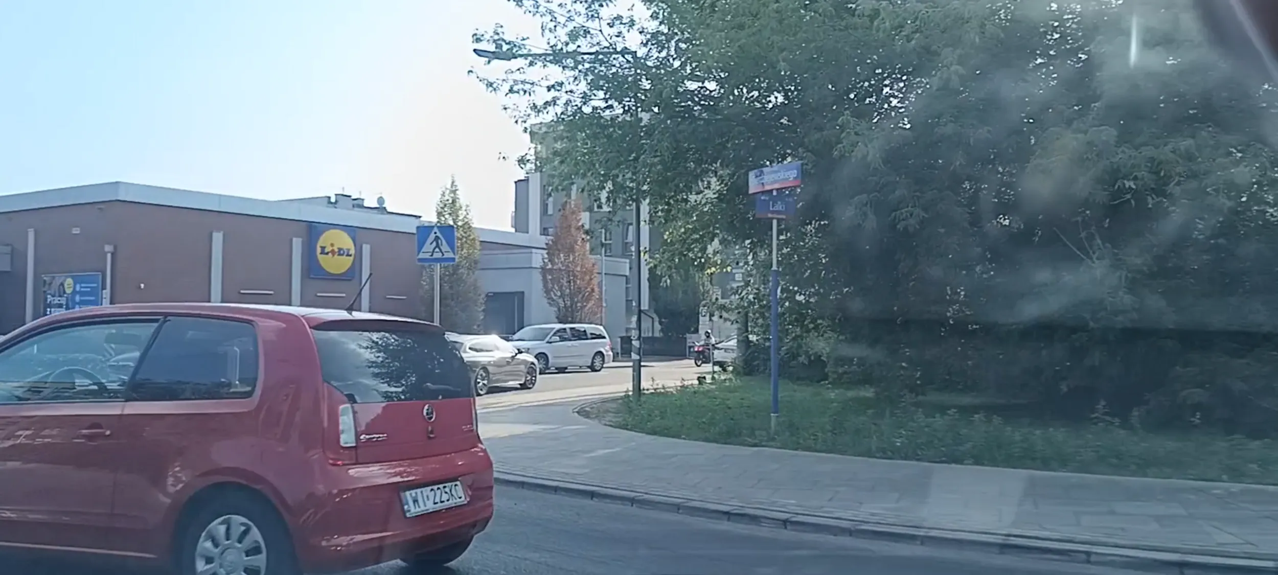 Bandyta wymusza pierwszeństwo na rondzie. Prawie bym zmiótł tego wraka.