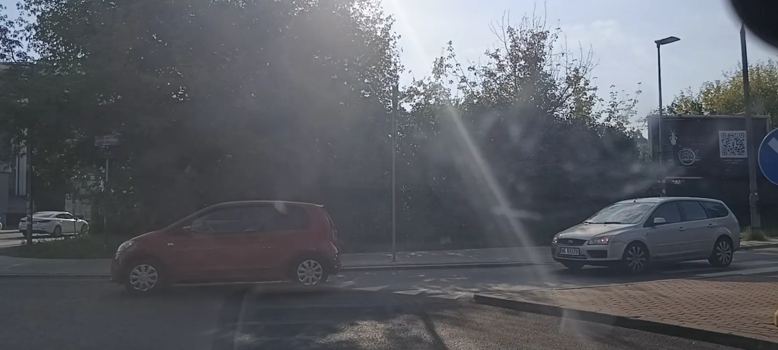 Bandyta wymusza pierwszeństwo na rondzie. Prawie bym zmiótł tego wraka.