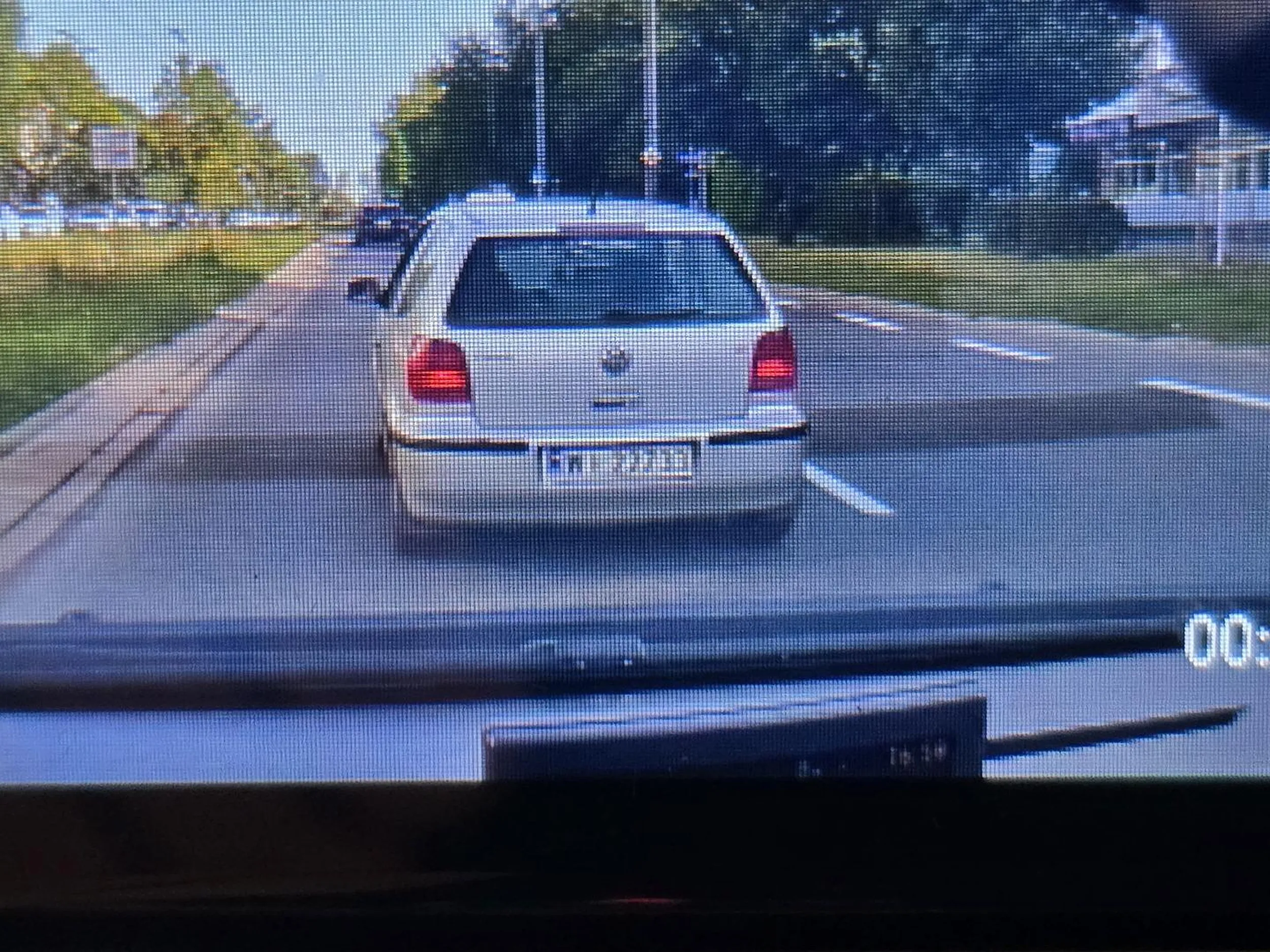 Uwaga, kierowcy brak zwoju odpowiedzialnego za włączanie kierunkowskazów. Zmienia pasy, skręca bez kierunkowskazu.