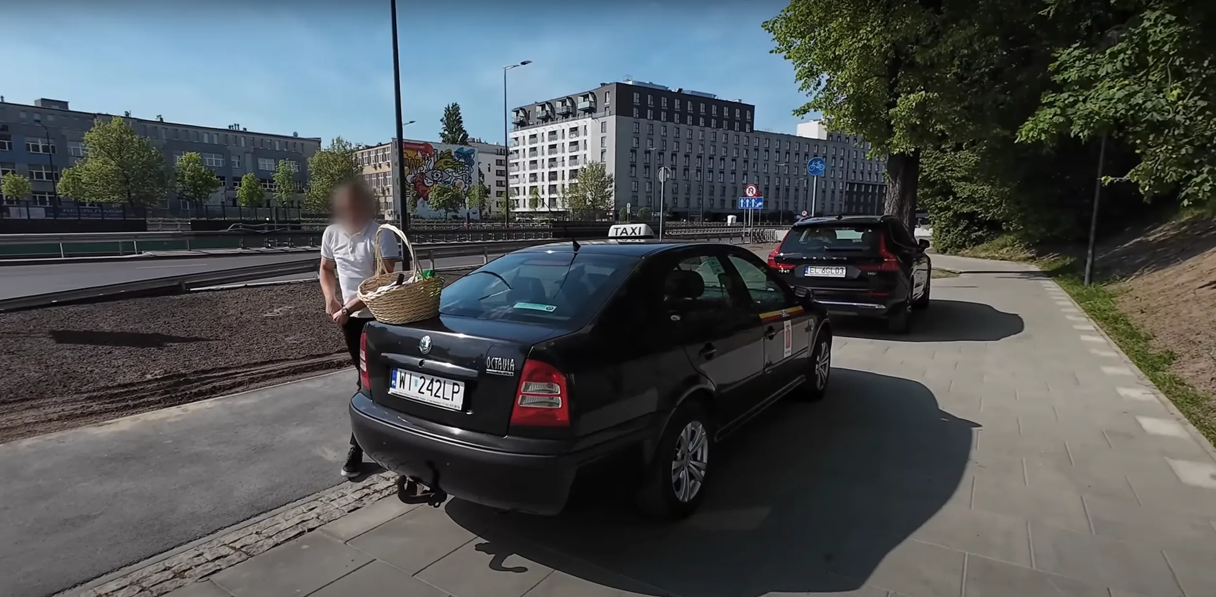 Jazda i parkowanie na chodniku przy ul. Wolskiej 140A.