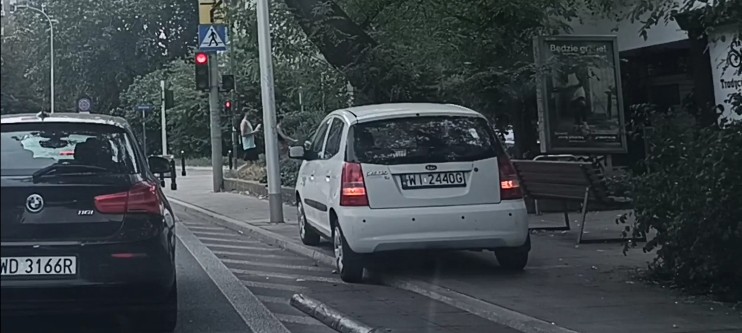 Patologia parkowania w miejscu bez  miejsca na parkowanie.