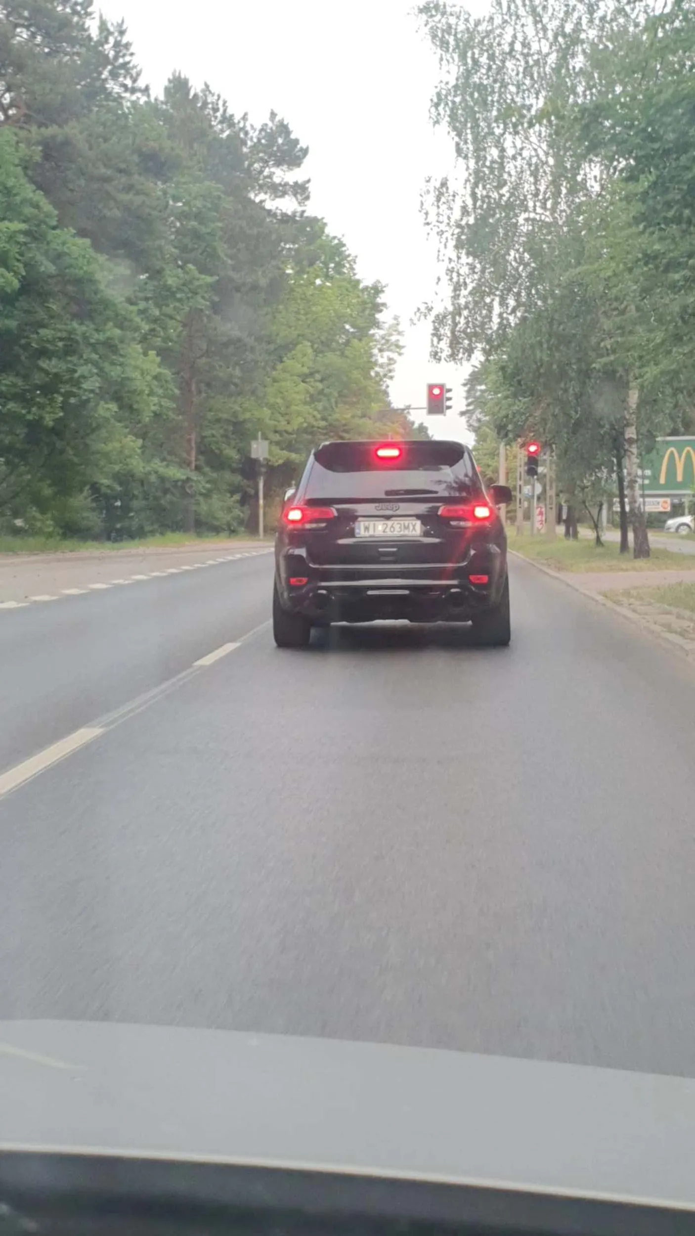 Podjeżdża pod sam zderzak. Napier*ala długimi. Oczywiście po wyprzedzeniu dalej jedzie powoli. Stary dziad z kompleksami i prawdopodobnie małym fiutkiem. Nie pozdrawiam