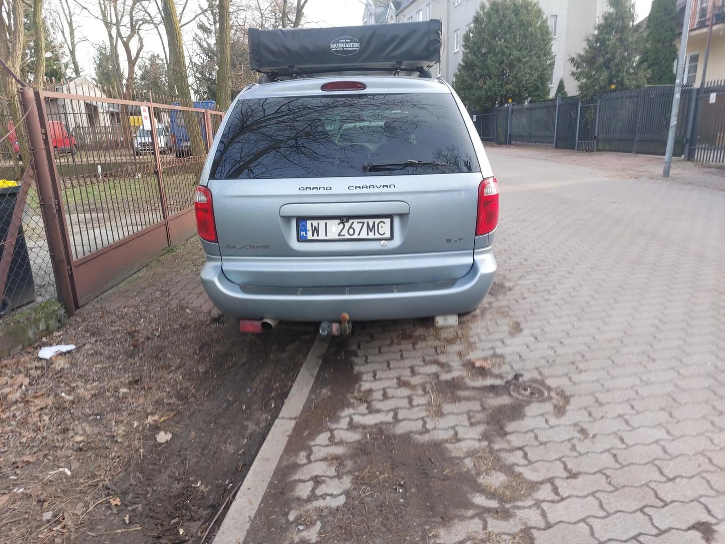 Zwykły cham i prowokator. Nie ma szacunku do innych, parkuje na czyimś wjeździe.