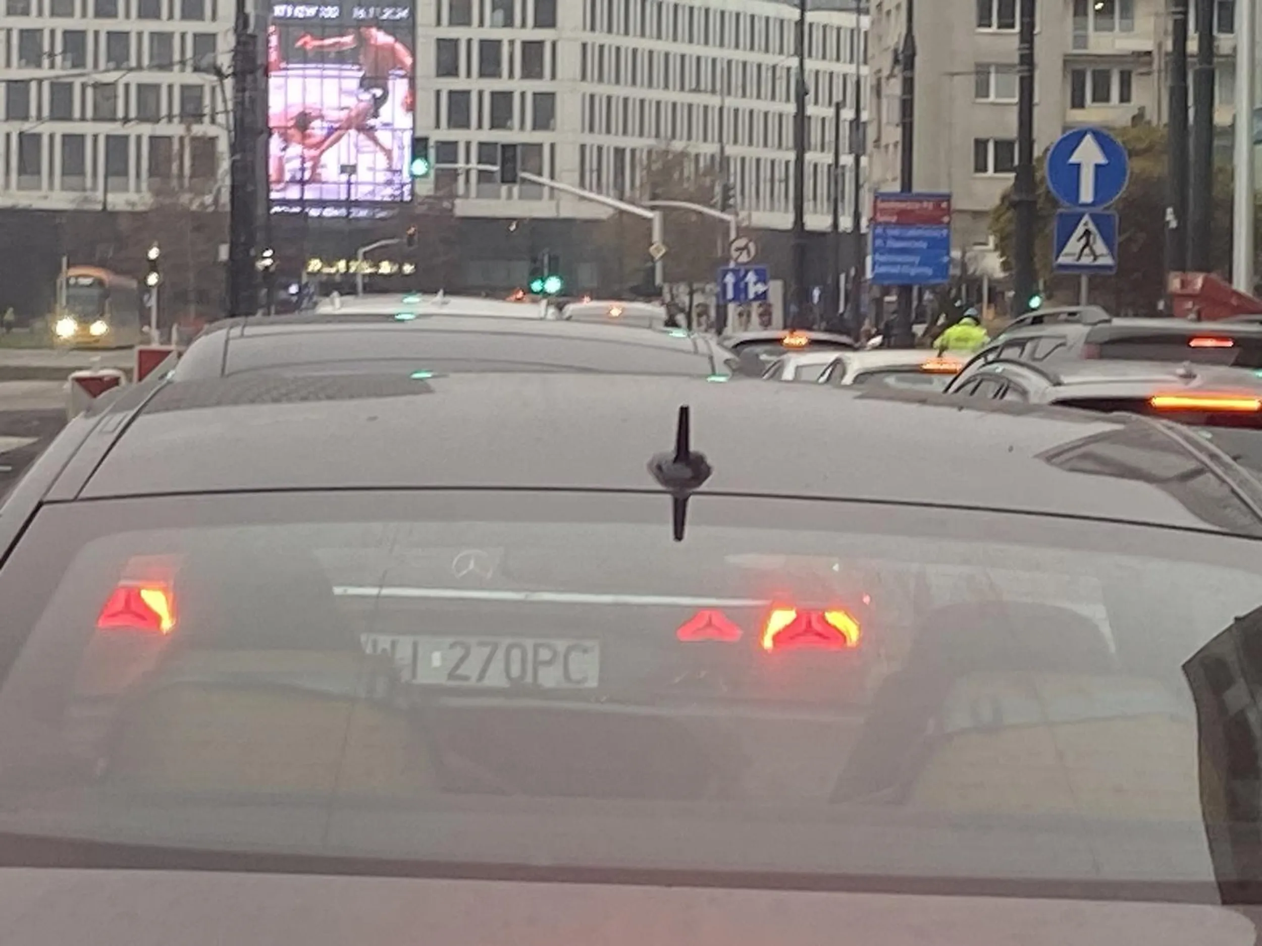 Bardzo agresywnie wpychajacy sie kierowca Mercedesa, narobil syfu na jezdni a raptem o 1 auto wyprzedzil . Taki maly rozumek.