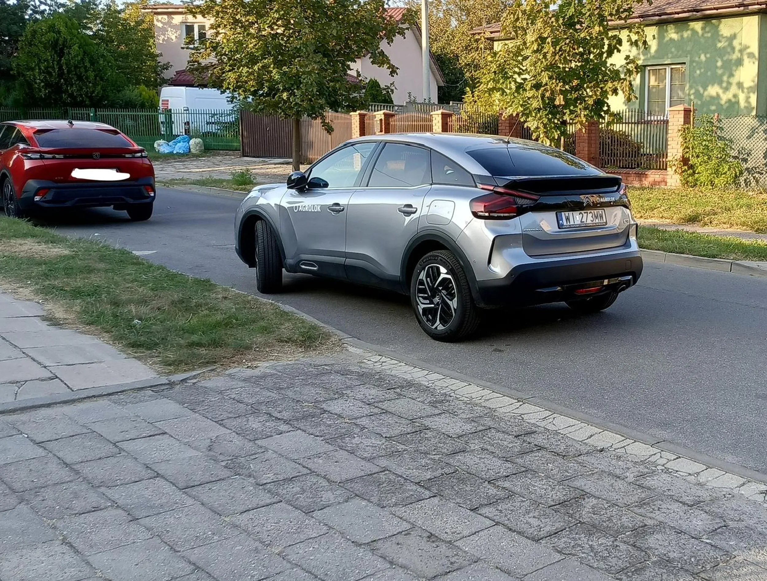 Jak już kupujesz takie auto to naucz się nim jeździć a nie pół wjazdu d*pa blokujesz i pół metra od krawężnika stoisz. Ciesz się że mandatu nie masz