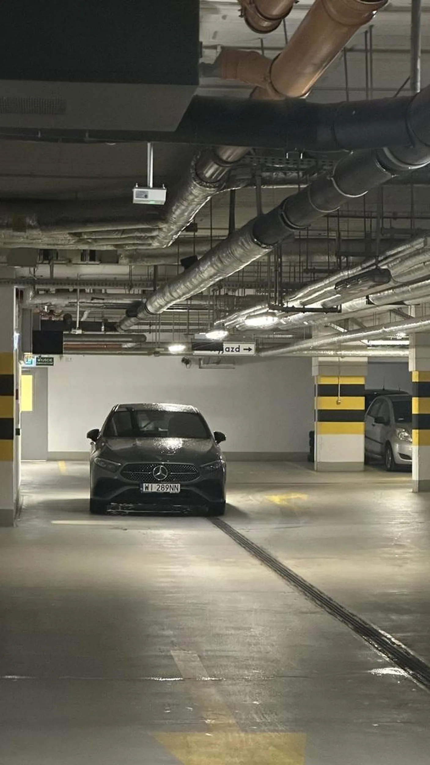 Dobrze, że w poprzek na tym zakręcie nie zaparkowałeś tak żeby już całkiem do drugiej części garażu nie dało się przejechać ;)