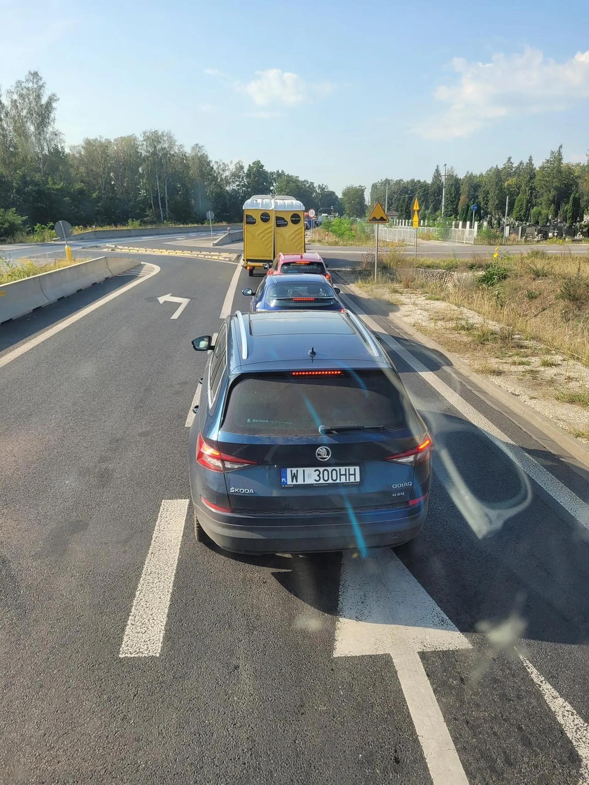 Prostak cham nie wie co to jazda na suwak, trąbi bez przyczyny i siedzi na zderzaku
