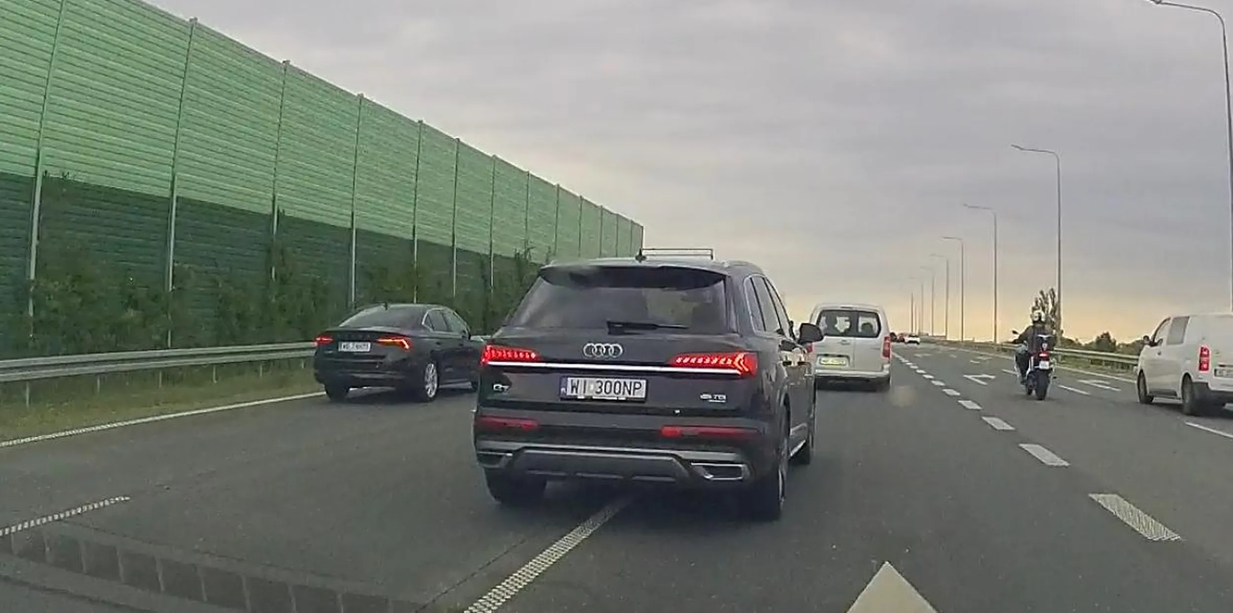 po ciągłej, bez żadnego patrzenia w lustreka zmieniasz pas. Ale jak masz spojrzeć w lusterko jak w lewej ręce telefon przy uchu... na S2, gdzie jedzie sie 100km/h, z telefonem przy uchu, zero wyobrazni