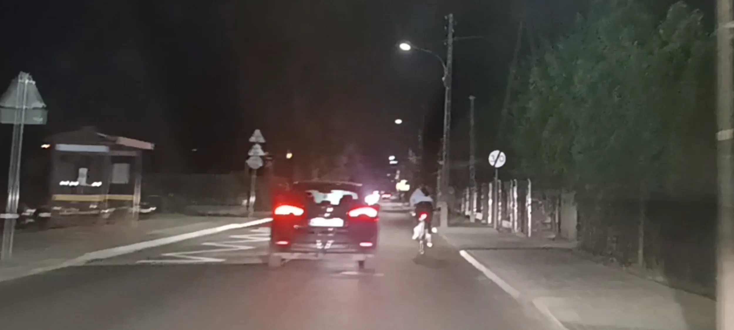 Bandyta drogowy wyprzedza rowerzystę wprost na nadjeżdżający samochód zmuszając go do zatrzymania się.