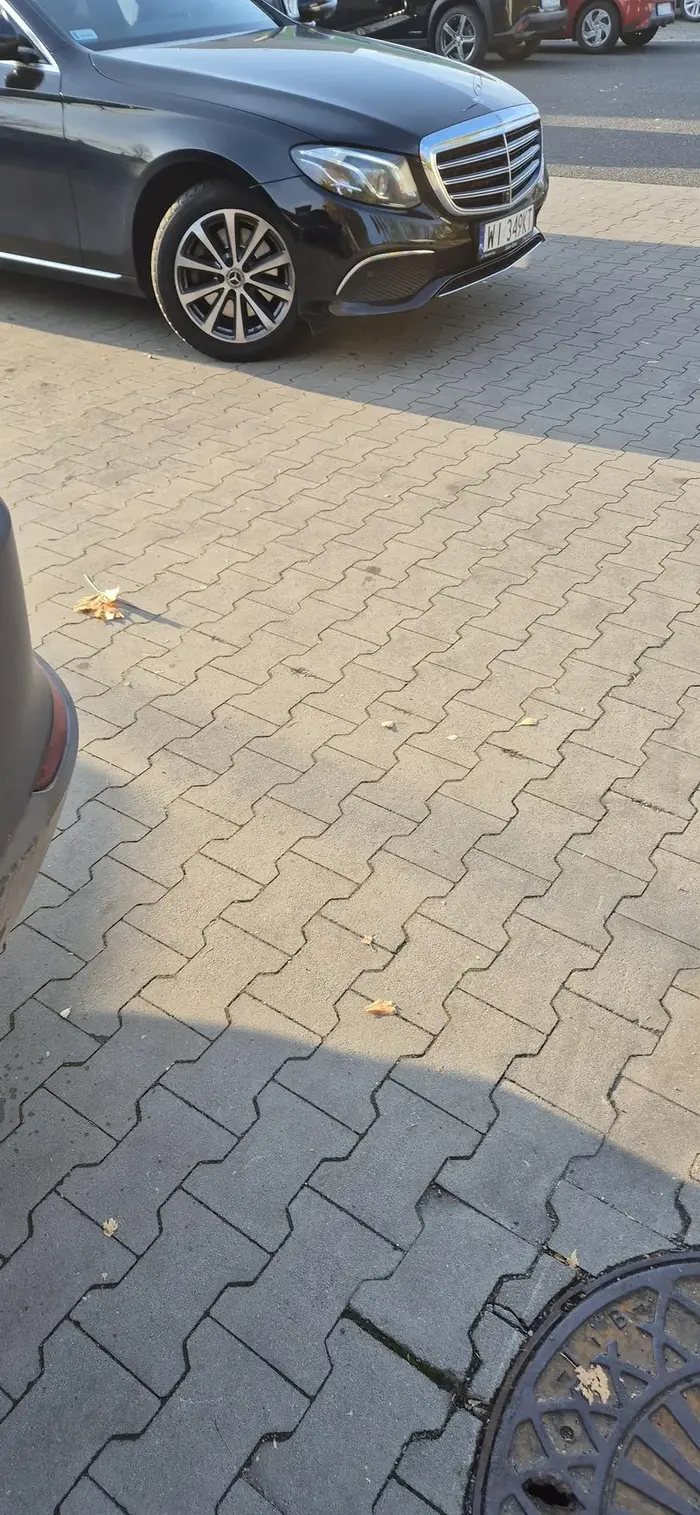 Proszę uważać na tego niezrównoważonego psychicznie starszego typa, gościu ewidetnie powinien przejść testy psychologiczne bo swoim impulsywnym, nadreaktywnym i niewspółmiernym do przewinienia zachowaniem, stanowi zagrożenie dla innych ludzi. Kto wie, do czego jest zdolny taki samozwańczy "stróż prawa".Do tego facet jest zwykłym chamem i prostakiem, który potrafi Cię śledzić, zaatakować przy Twoim samochodzie a następnie zwyzywać od najgorszych. Typ porusza się po Lublinie.