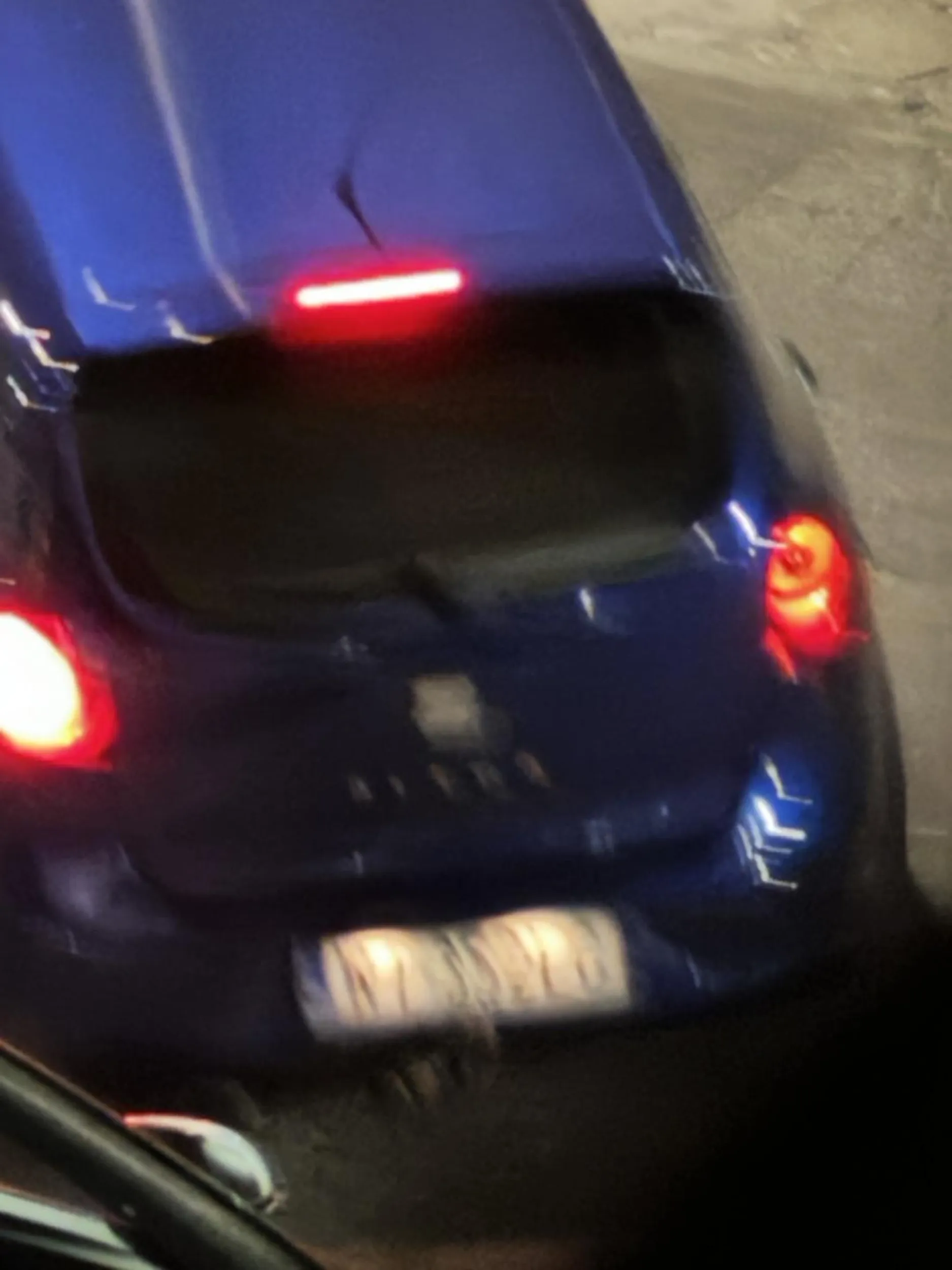 Pan notorycznie podjezdza na ulice arabska swoim seatem i wyrzuca smieci a nastepnie odjezdza.