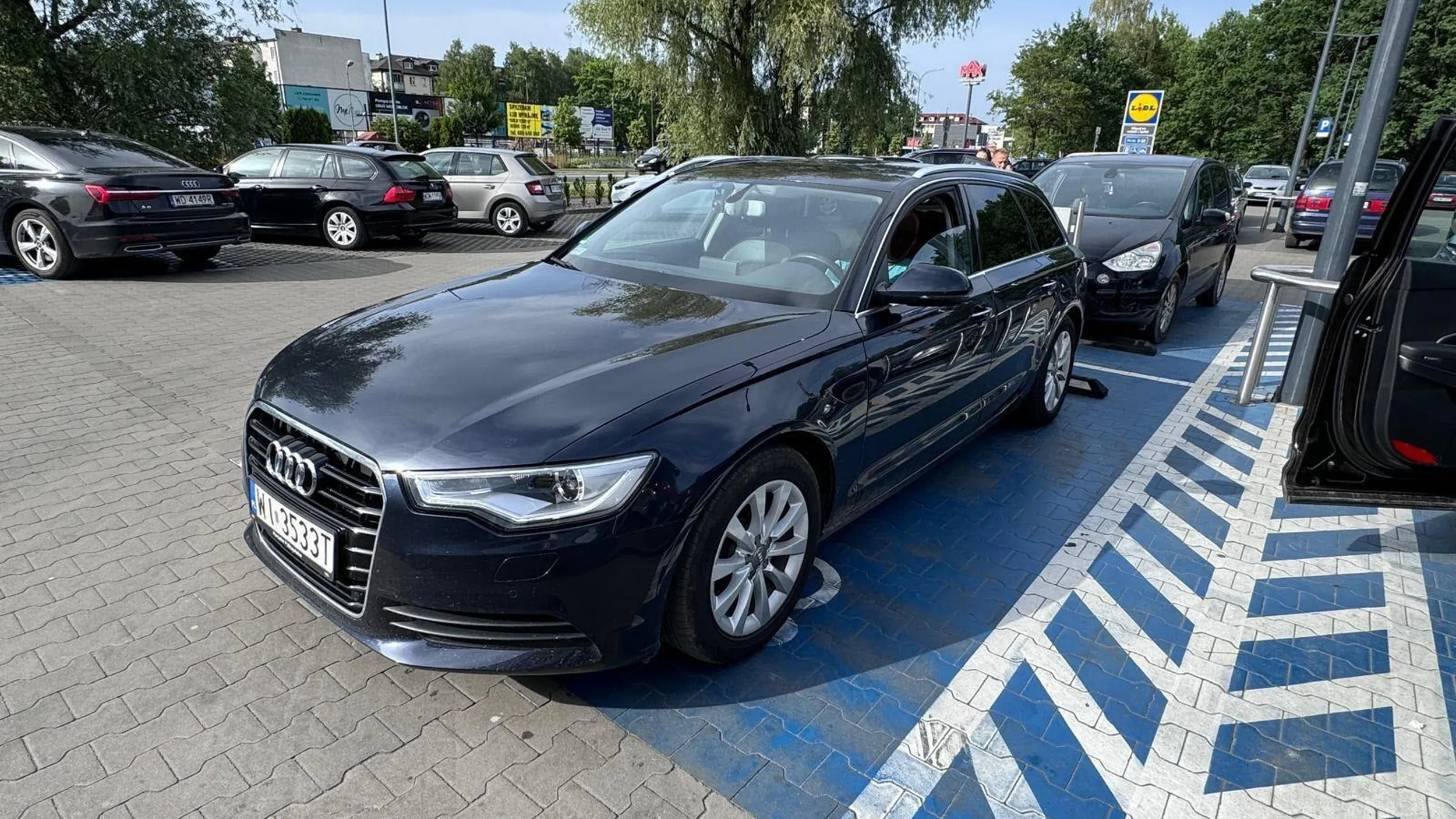 Właściciel pojazdu AUDI o numerze rejestracyjnym WI3533T stoi kilkanaście minut na włączonym silniku przed Lidlem w Grodzisku Mazowieckim. Po zwróceniu mu uwagi, że chyba zapomniał wyłączyć silnika, stwierdza, że nie zapomniał a jeśli mi to nie pasuje, to mogę sobie dzwonić na policję bo i tak (cytuję) "gówno mu zrobią". No cóż...