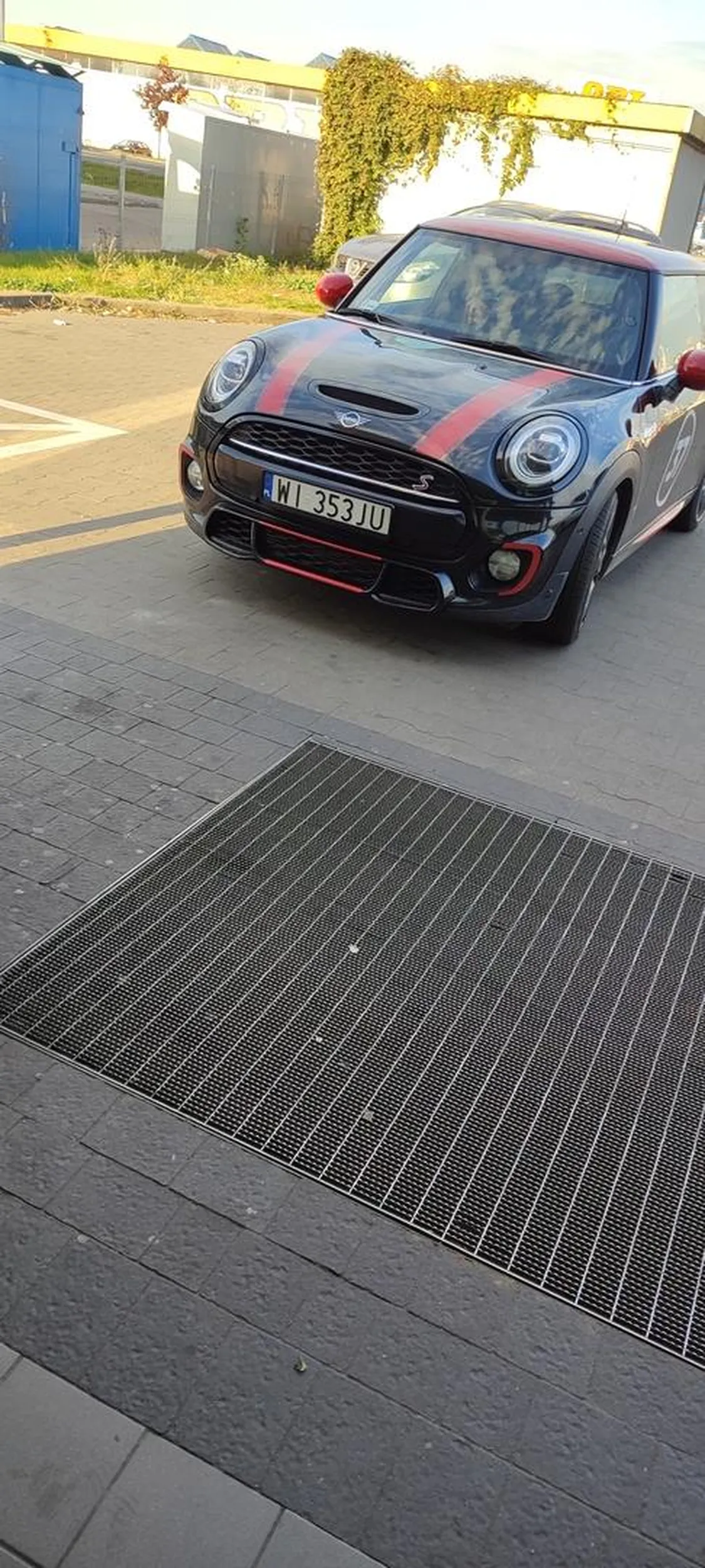 Parkuje przed samym wejściem ,gdy parking obok wolny. Jakby mogli to by wjechali do środka.