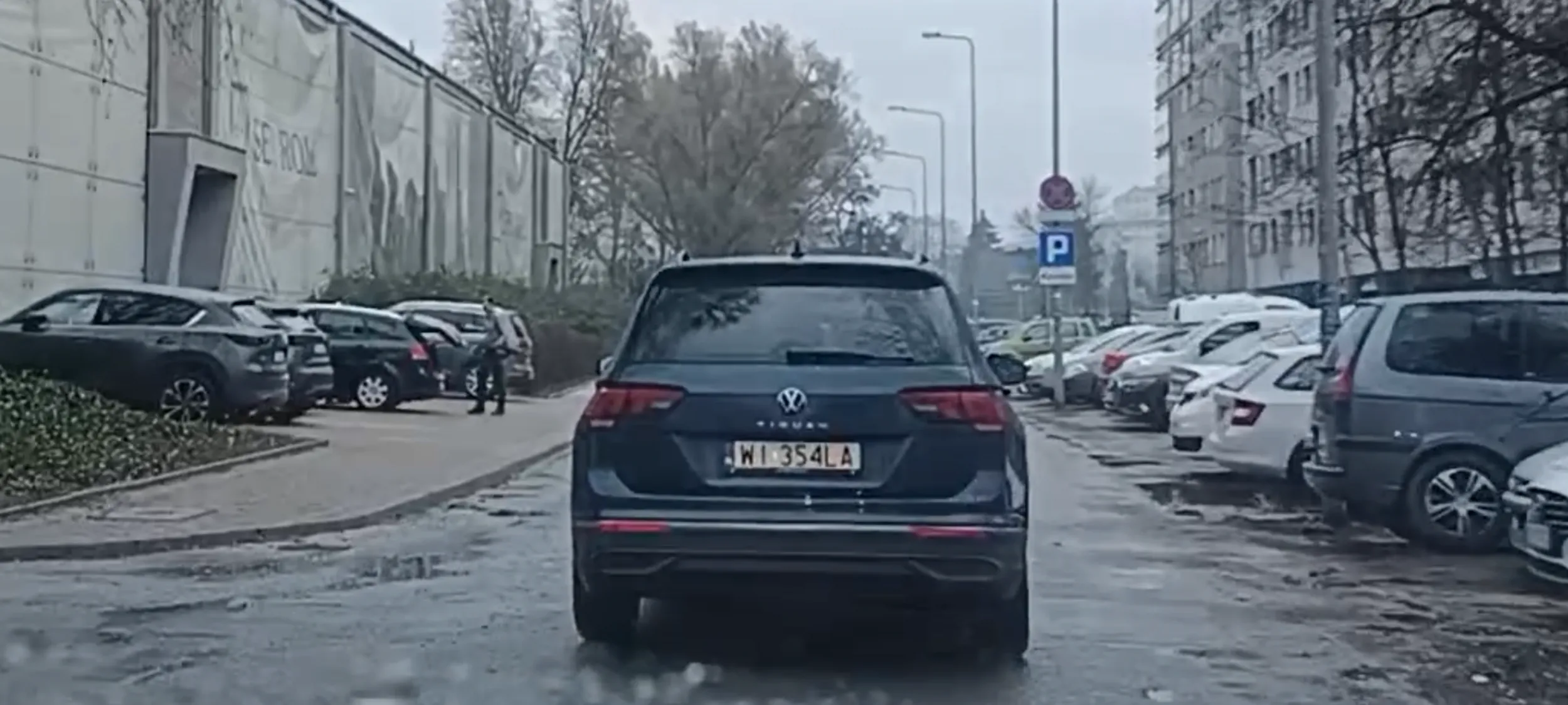 Pirat drogowy wymusza pierwszeństwa na skrzyżowaniu wyjeżdżają z lewej strony z drogi wewnętrznej na drogę publiczną. Słowem bandyta.