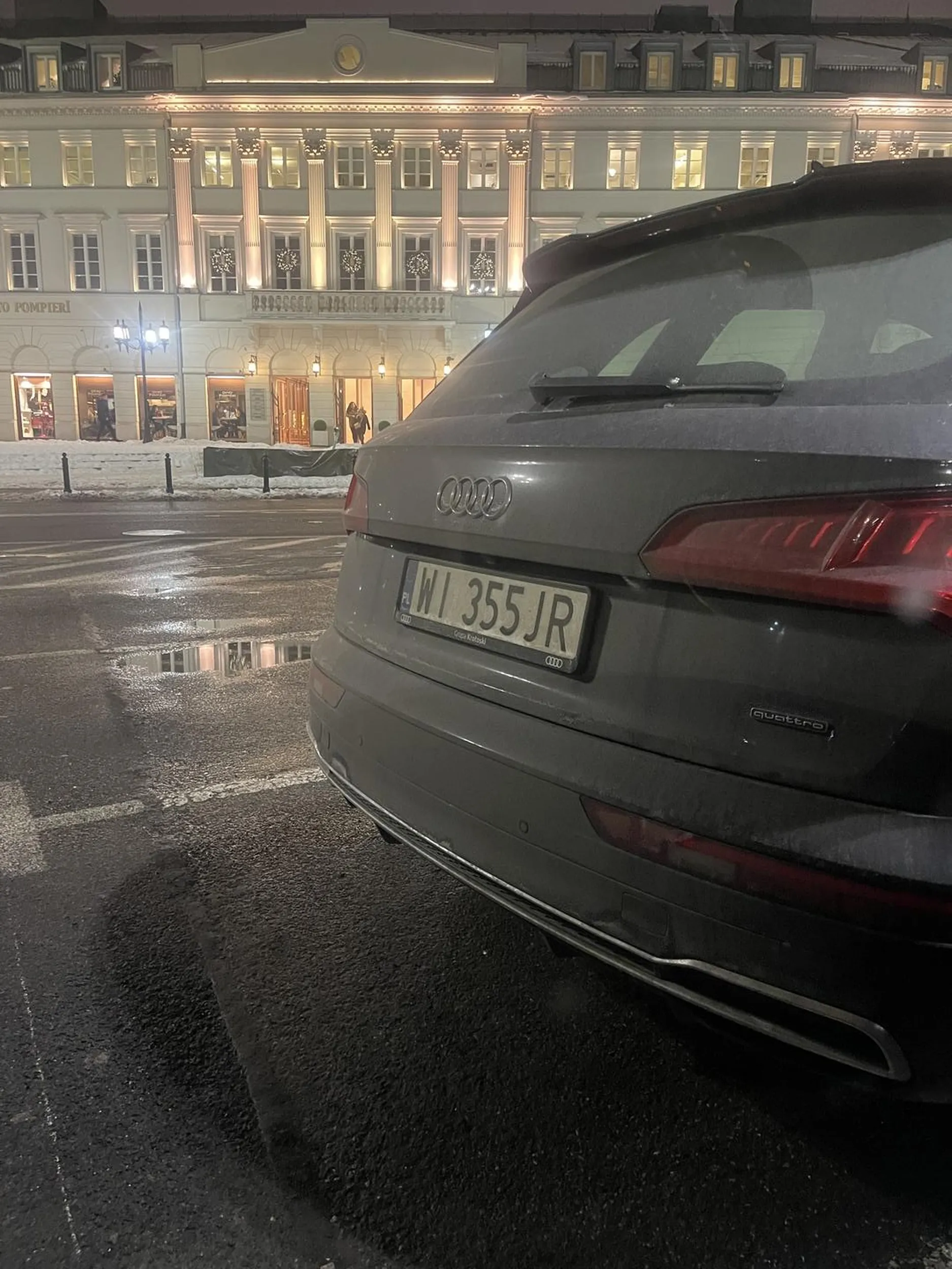 Naucz się człowieku parkować. Prawo jazdy się zdaje, a nie znajduje w chipsach. Dziękuje za urozmaicenie wejścia do samochodu przez drzwi pasażera :)