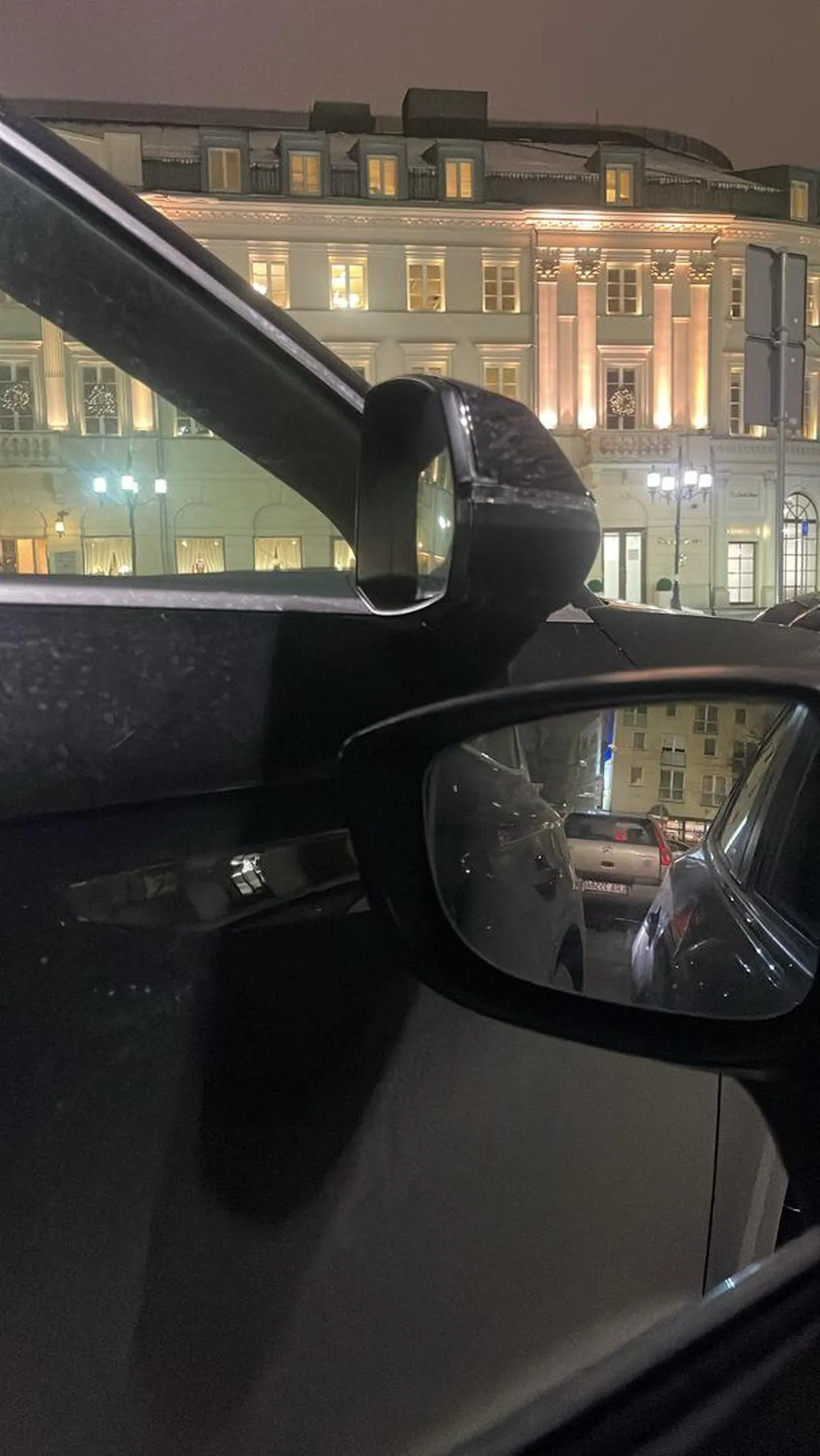 Naucz się człowieku parkować. Prawo jazdy się zdaje, a nie znajduje w chipsach. Dziękuje za urozmaicenie wejścia do samochodu przez drzwi pasażera :)