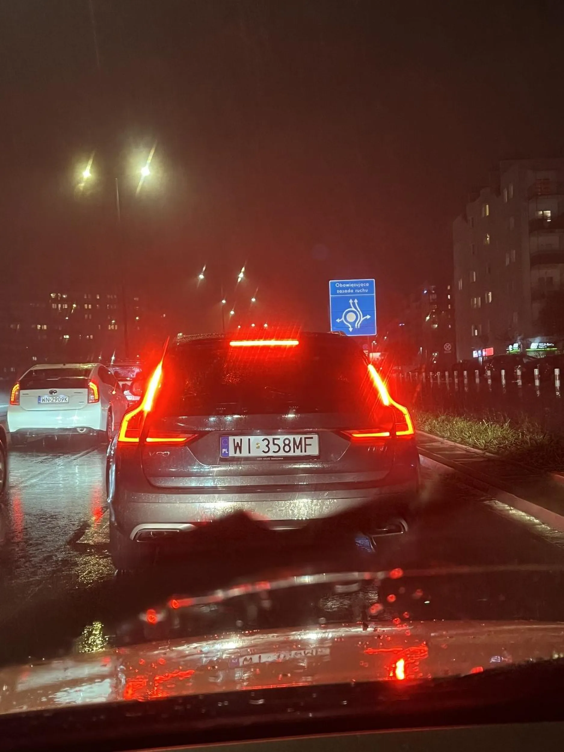 burak parkuje na miejscu dla niepełnosprawnych, po zwróceniu uwagi zwyzywał mnie i próbował opluć, uwaga na niego