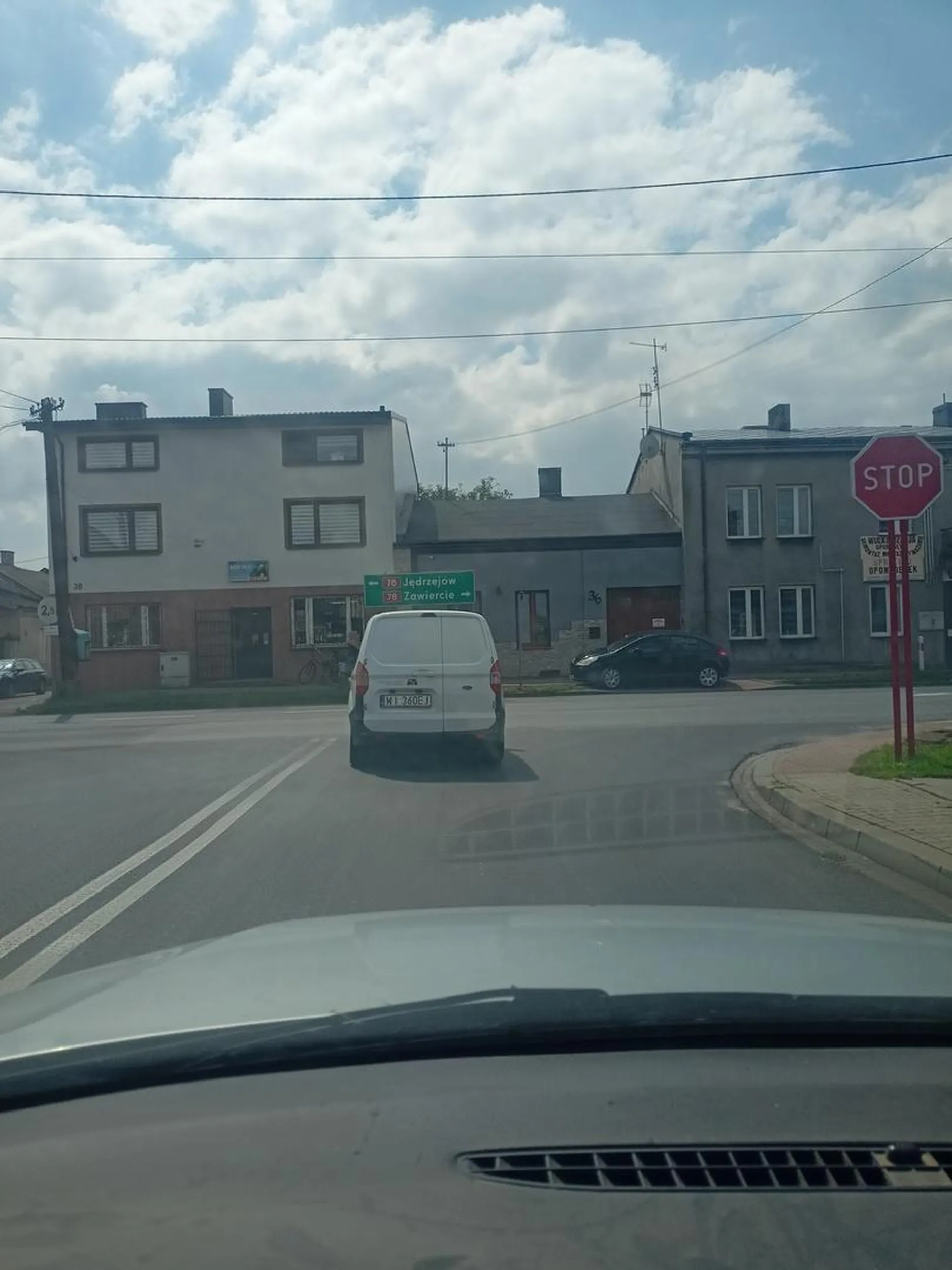 Wyprzedzam go na prostym odcinku a on usilujac wymusić pierwszeństwo zajeżdża mi drogę, udając że zjeżdża w drogę polną. Później normalnie jechał prosto xD