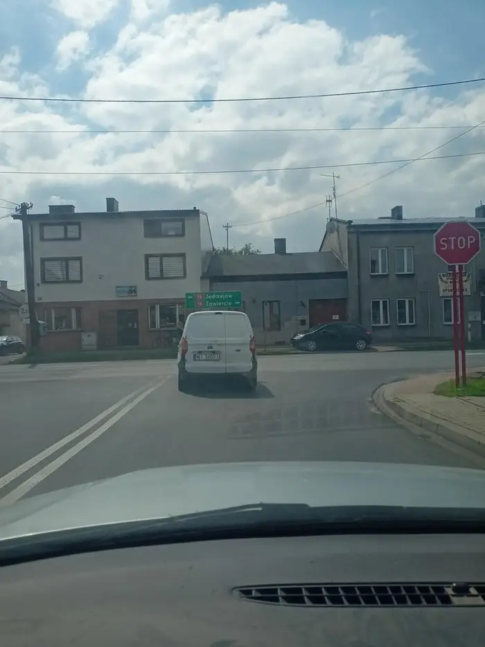 Wyprzedzam go na prostym odcinku a on usilujac wymusić pierwszeństwo zajeżdża mi drogę, udając że zjeżdża w drogę polną. Później normalnie jechał prosto xD