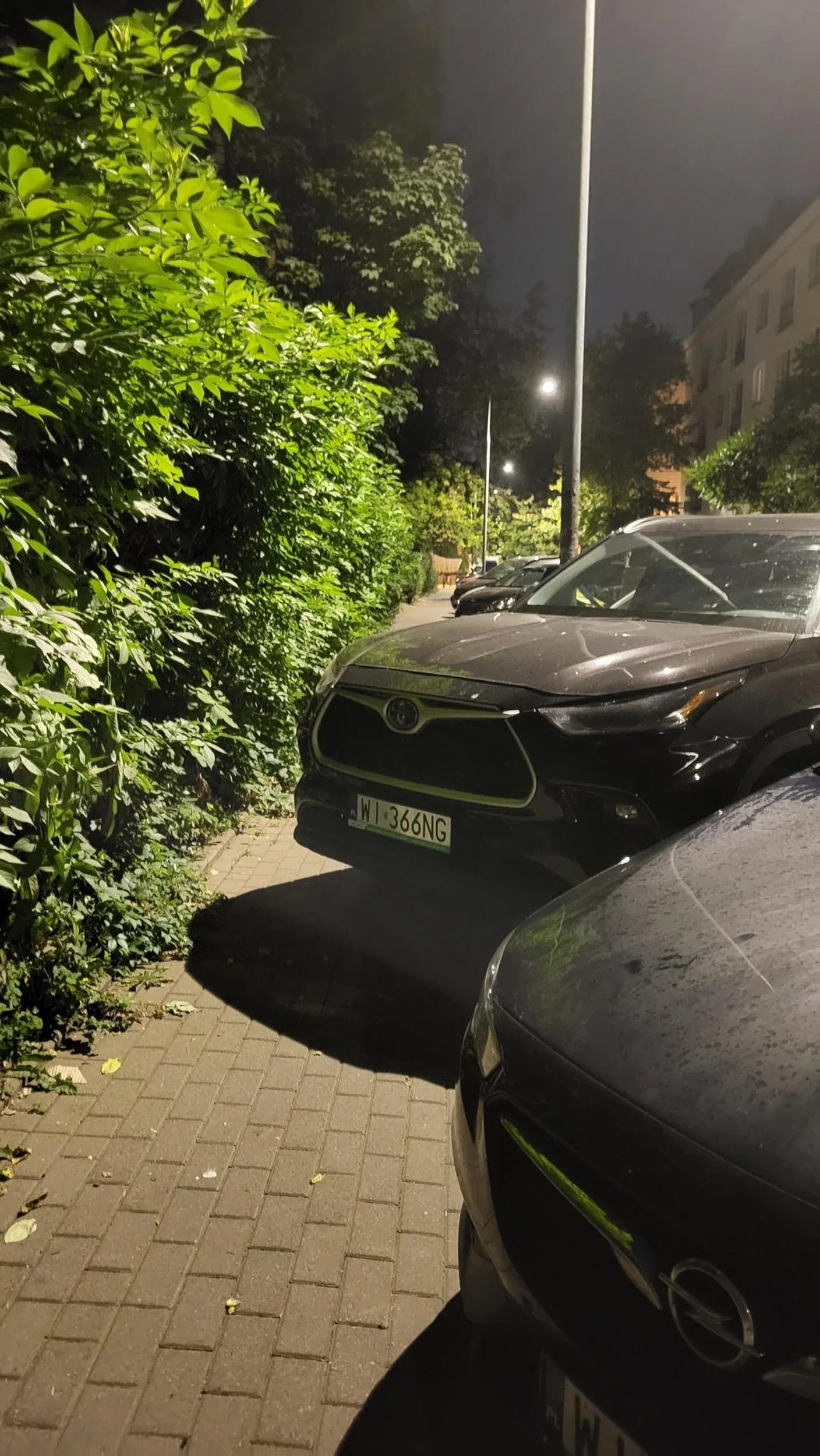 Spokojnie, chodnik też służy do parkowania samochodów. Nikomu nie przeszkadza na nim twoja monstrualna toyota