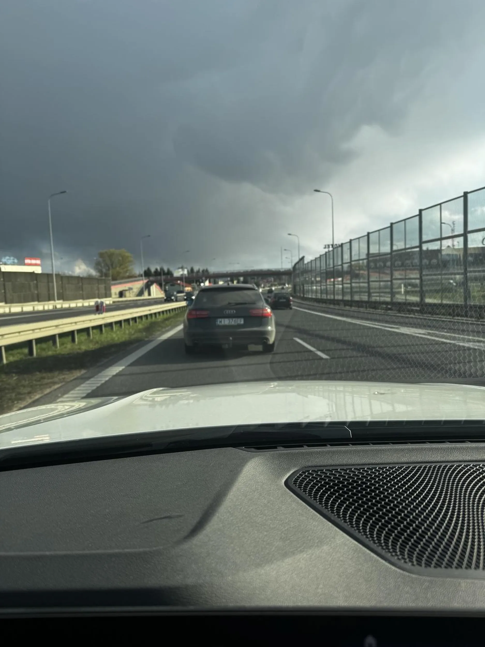 Wieśniaczku z audi blokujący ruch… w Polsce obowiązuje ruch prawostronny. Pomyśl półmózgu następnym razem gdy Cię wszyscy z prawej strony wyprzedzają.