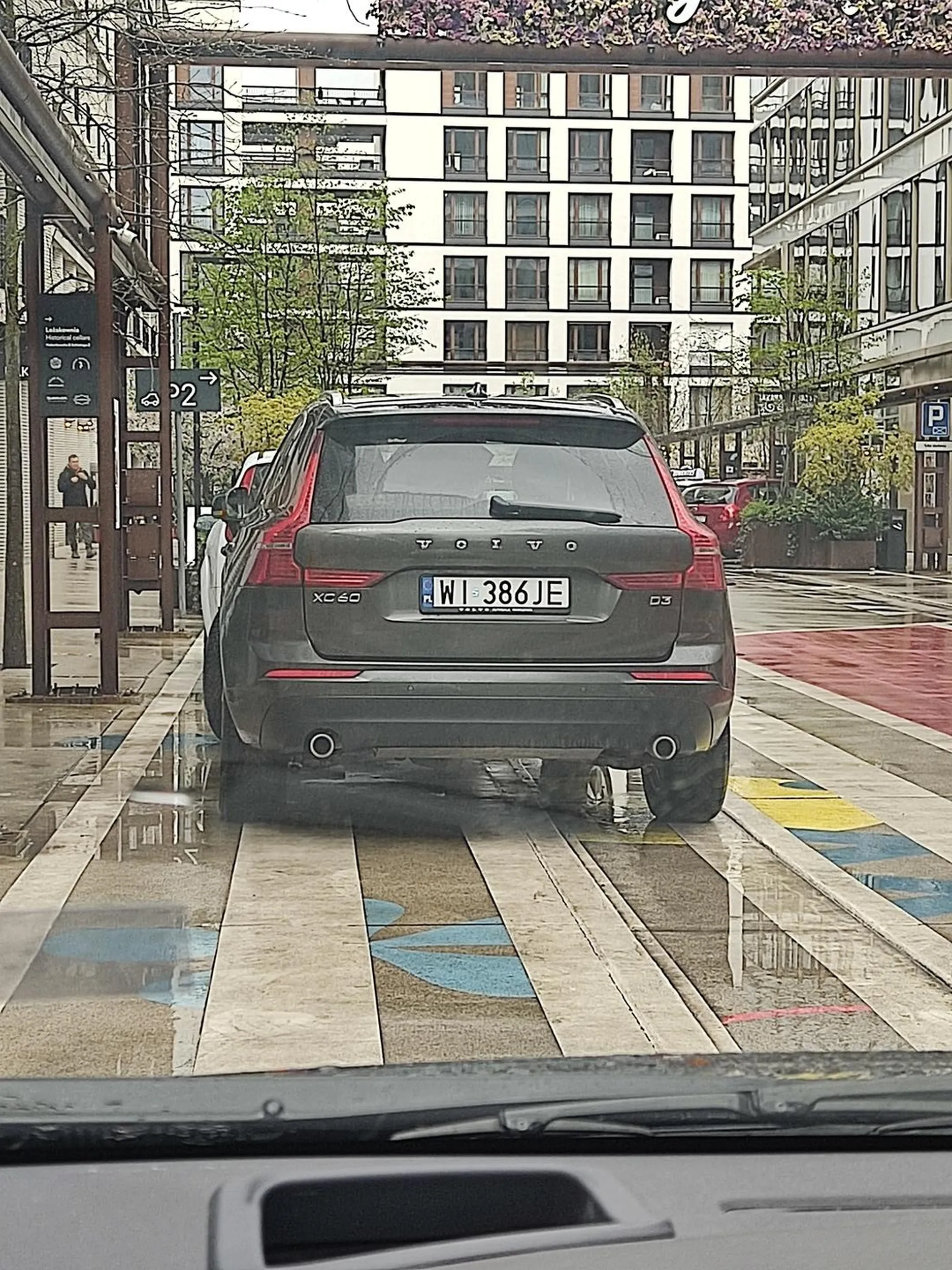 Burak parkuje na przejściu dla pieszych nie zwraca uwagi na upomnienia