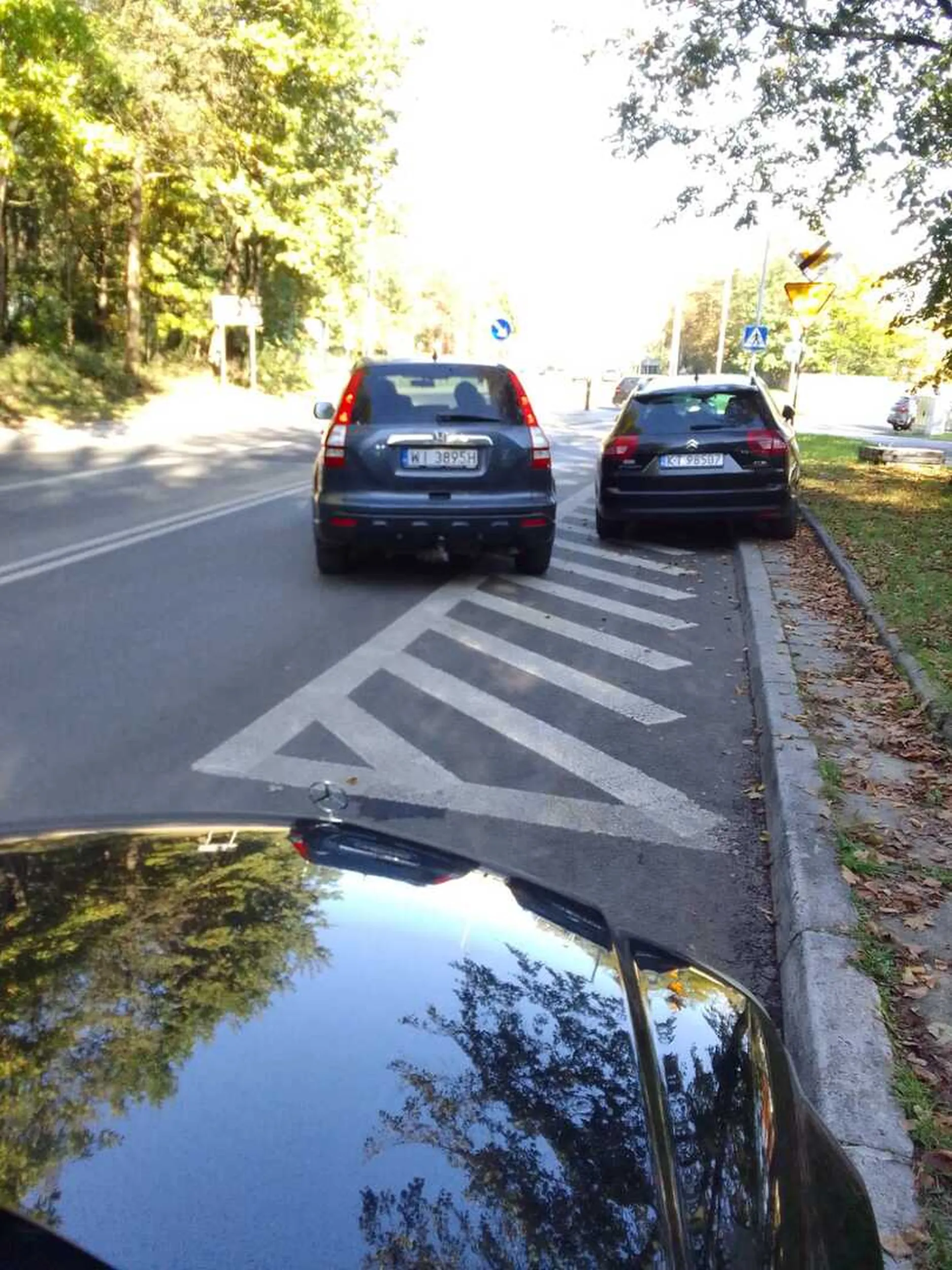 Pan z hondy uderzył parkował w niedozwolonym miejscu a przy wyjeździe uderzył w samochód który stał prawidłowo i odjechał. Kraków dnia. 18.10.2024 godz 11.05