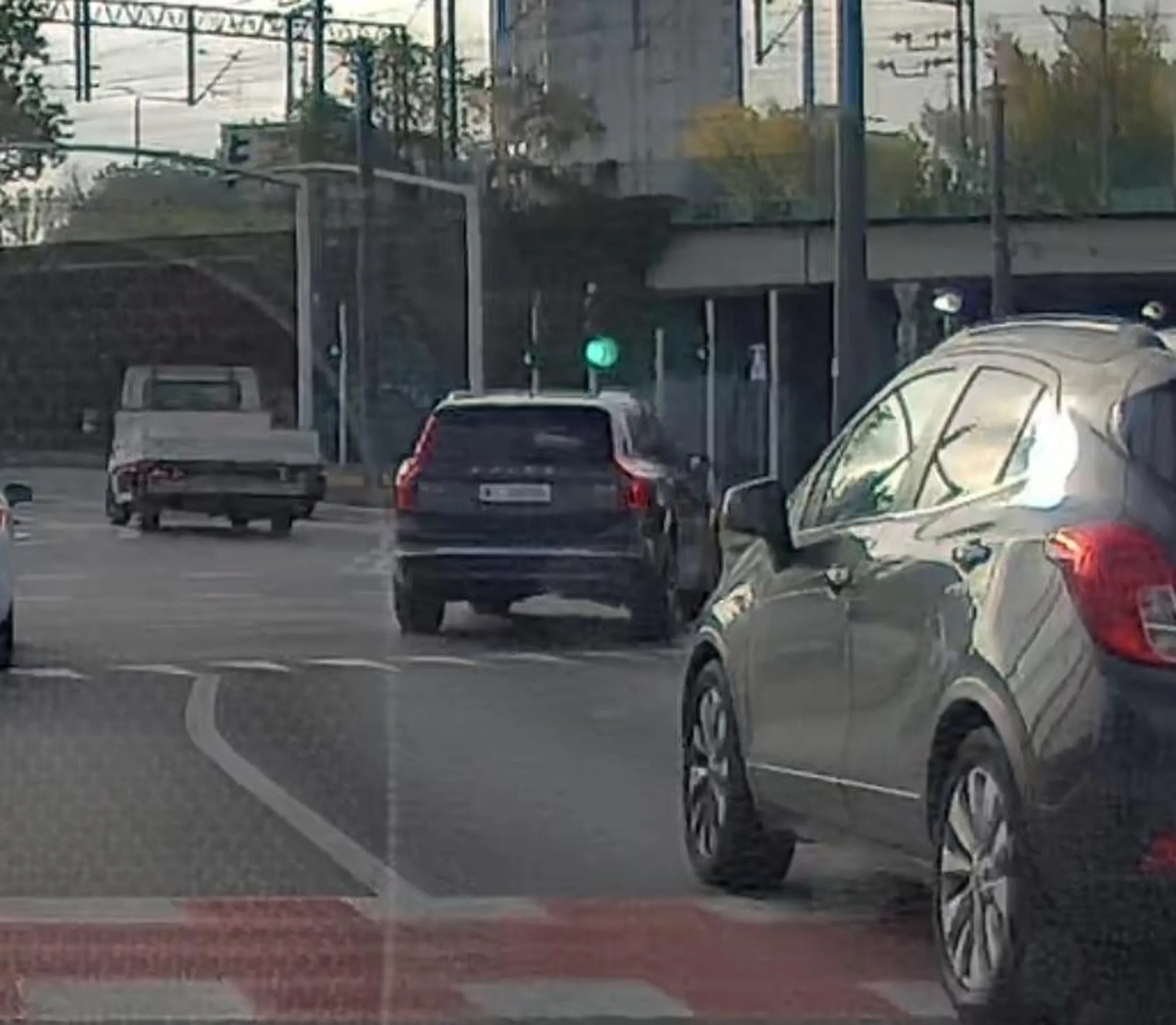 Bydło drogowe - skręca w prawo z pasa do jazdy na wprost bo by musiał postać z 2 minuty w korku.