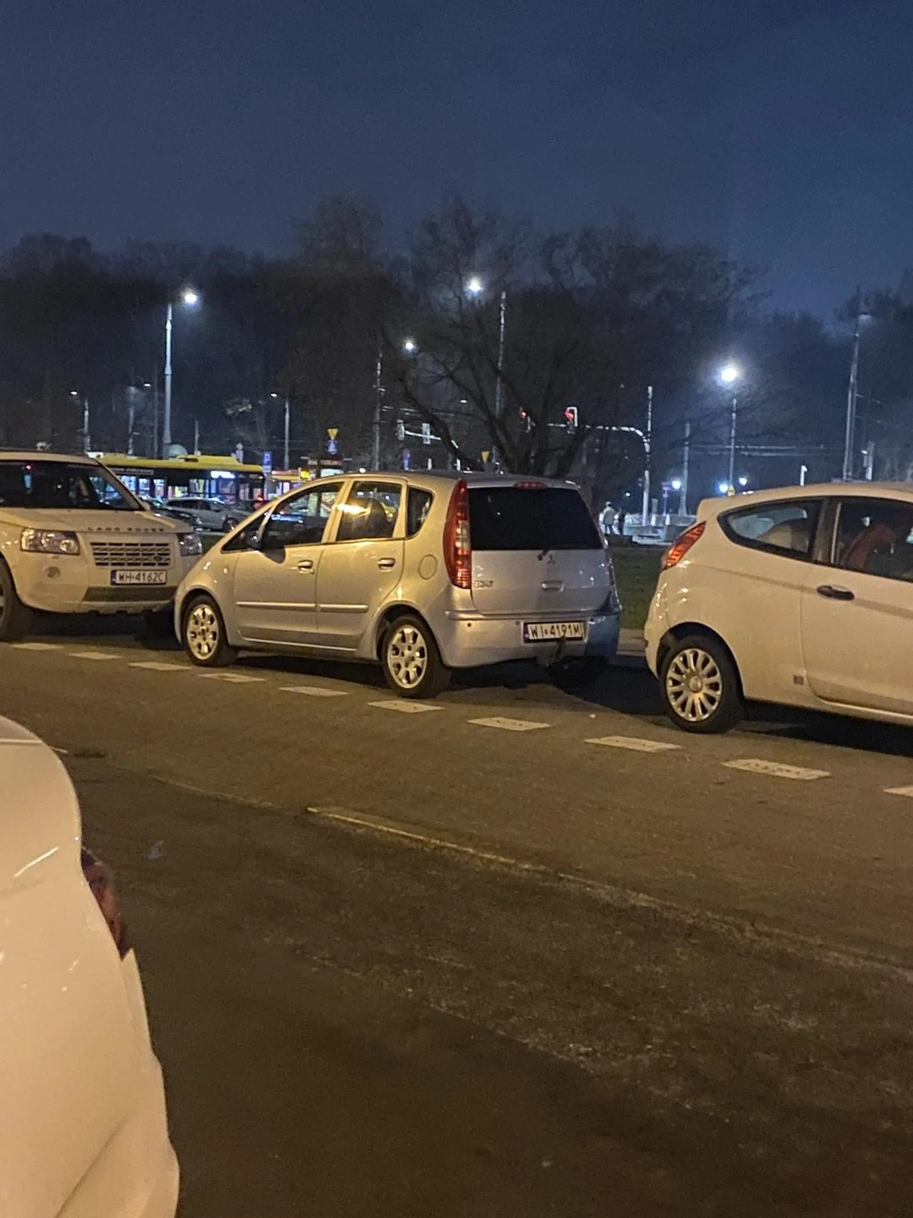 nie potrafi parkować uderzyła mocno w samochód dwa razy po zwróceniu uwagi wypierała się że nic nie czuła