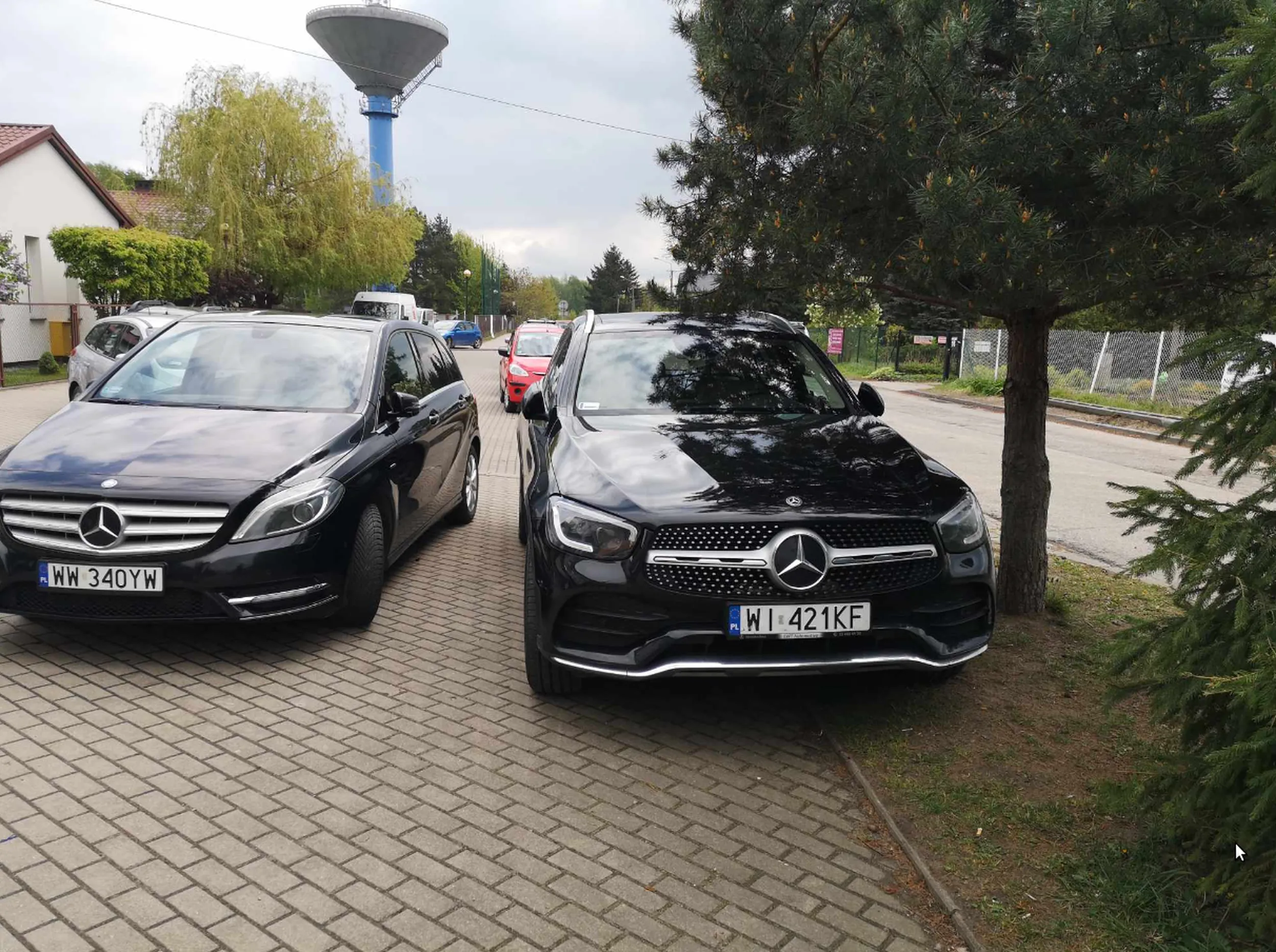 Burakowoz zostawiony na trawie i chodniku bo buractwo nie moglo zaparkowac 50 metrow dalej na parkingu szkoly lub dziesiatkach wolnych miejsc w okolicy...