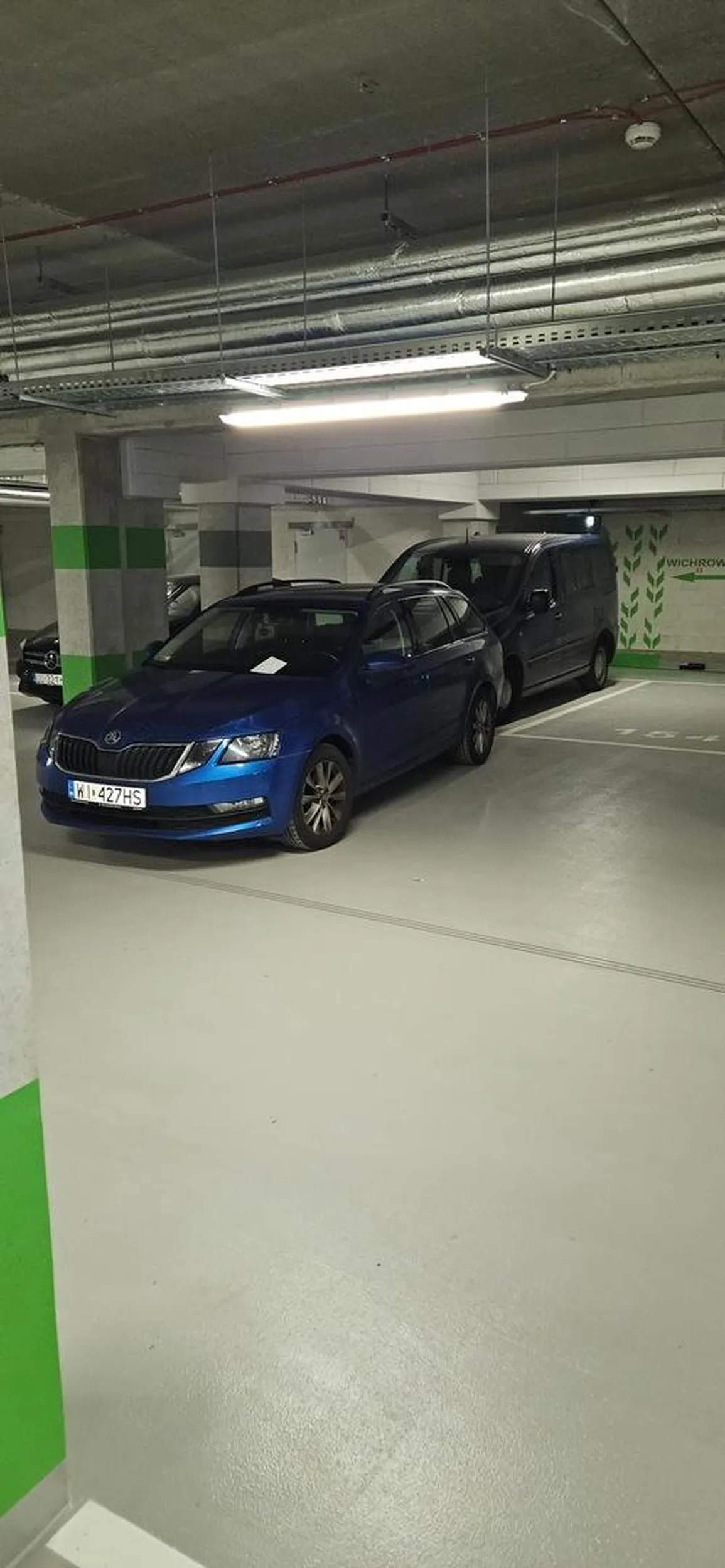 Mistrz parkowania na środku garażu