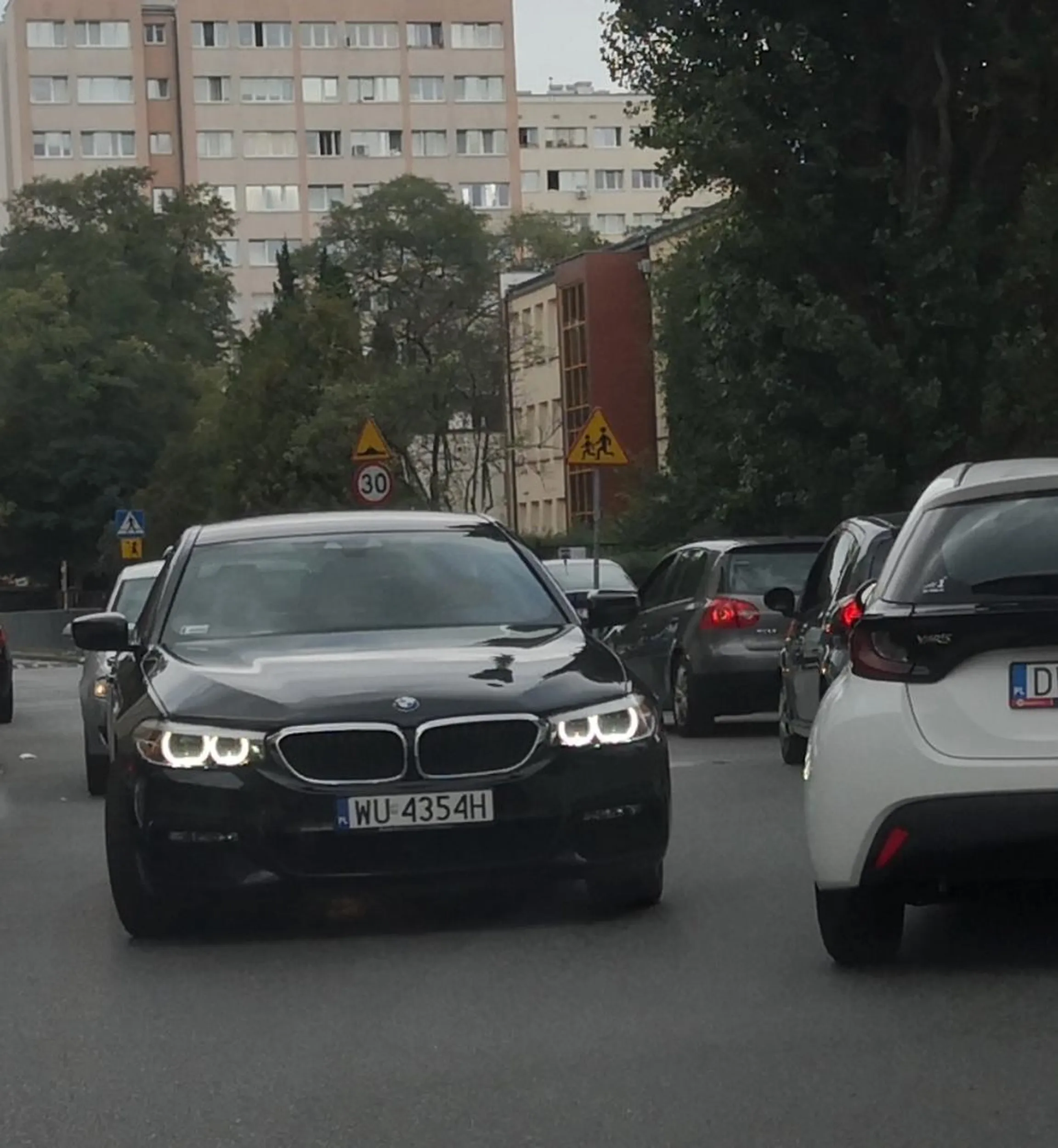 Jak na rasową suke w jedynie słusznej dla siebie marce przystało, zablokowała cała ulice i dwa skrzyżowania, ponieważ jej ego nie pozwoliło się cofnąć. Stary śledź do utylizacji