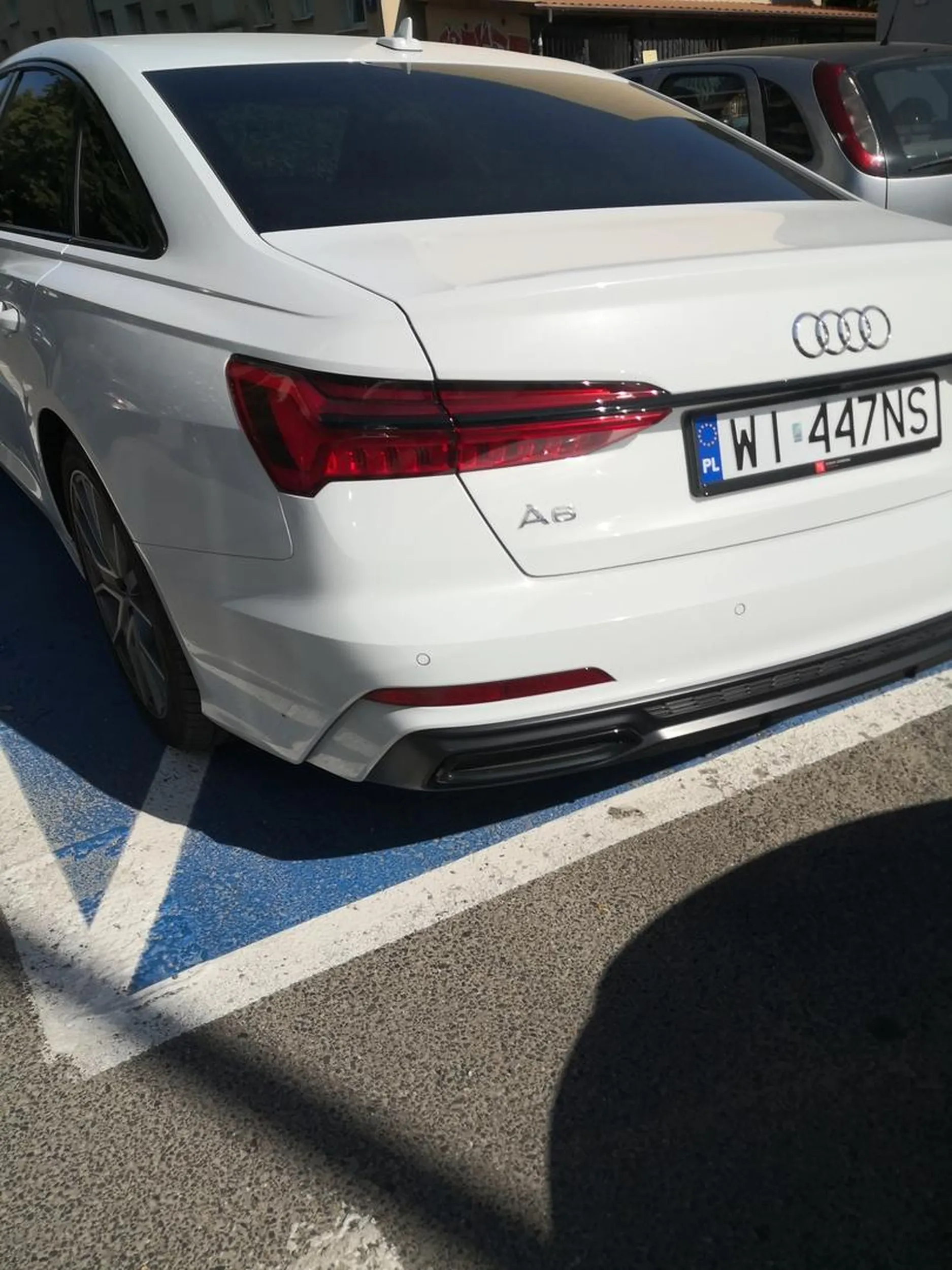 Co tam ze 10 metrów dalej 4 miejsca wolne. Inwalida umysłowy.