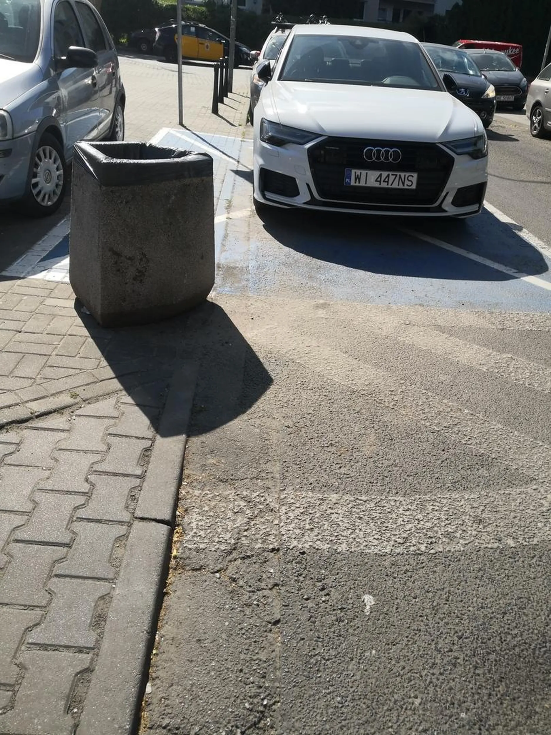 Co tam ze 10 metrów dalej 4 miejsca wolne. Inwalida umysłowy.