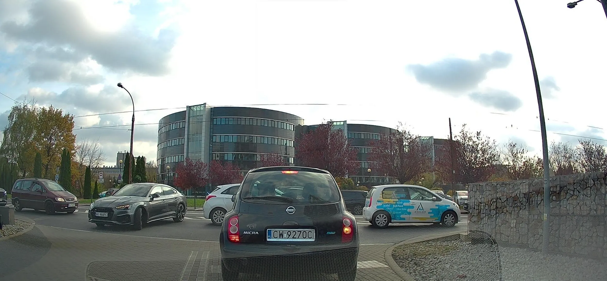 skret w lewo przez linie ciaglą