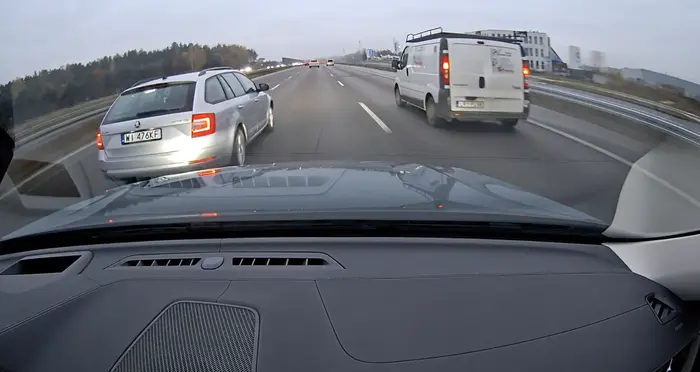 Uważajcie na „szeryfa", w tym przypadku łysemu kierowcy nie spodobało się że chciałem go wyprzedzić (zgodnie z przepisami) więc wjechał przed maskę na centymetry i nie było to zagapienie co wynika z nagrania, cały materiał z obu kamer przekazany @PolskaPolicja.