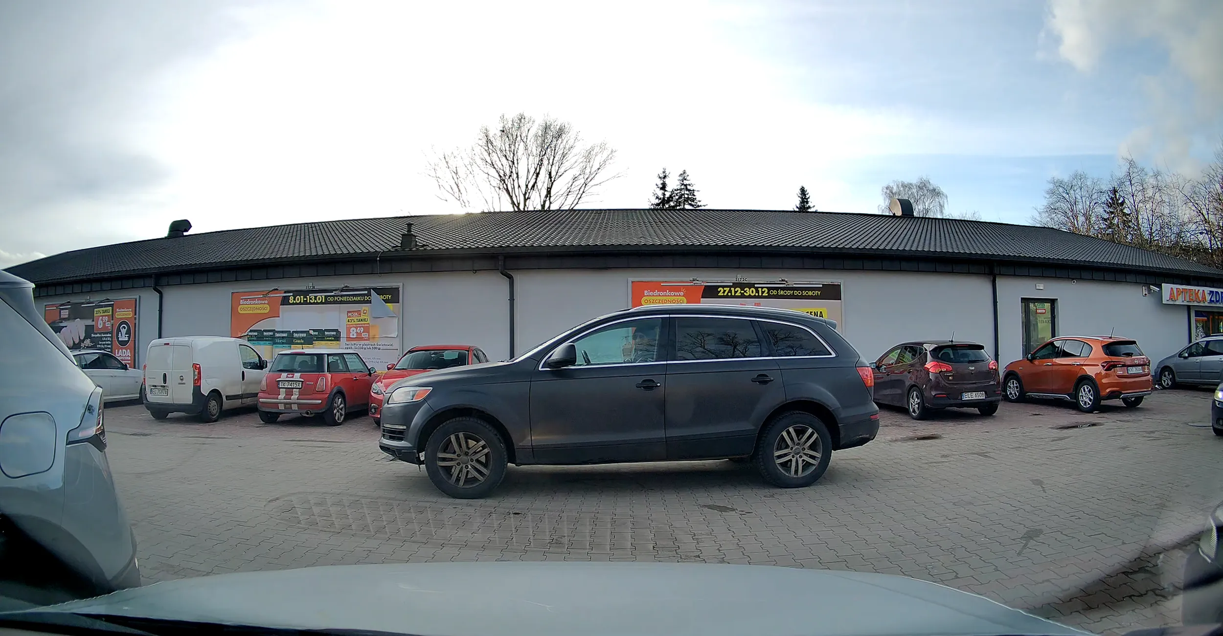 Pajac utrudnia zaparkowanie i drze mordę przez okno. Mały miesek głośno szczeka. Ma też dziwny odruch lizania palców za kierownicą... To też jeden z tych co w pochmurny dzień i w deszczu jeździ przyciemnionych okularach XD