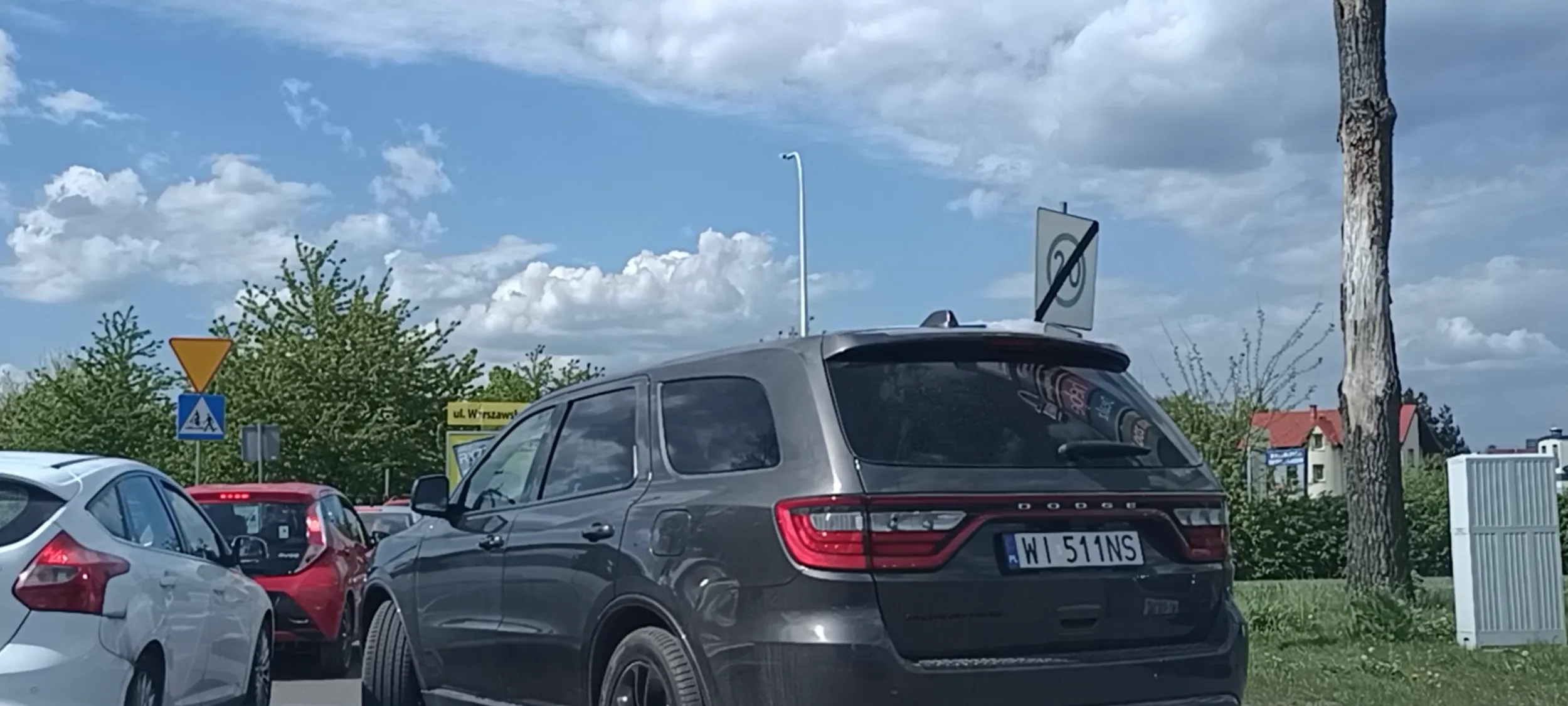 Wacek wjechał na skrzyżowanie i zablokował przejazd bo nie mógł  dalej zjechać. Potem Wacek bluzgał przez szybę a na koniec skręcił w prawo. ...ujek jeden.